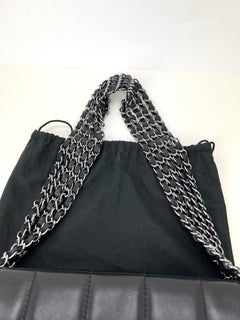 CHANEL Sac en cuir d'agneau matelassé couleur chocolat à 5 chaînes et rabat noir