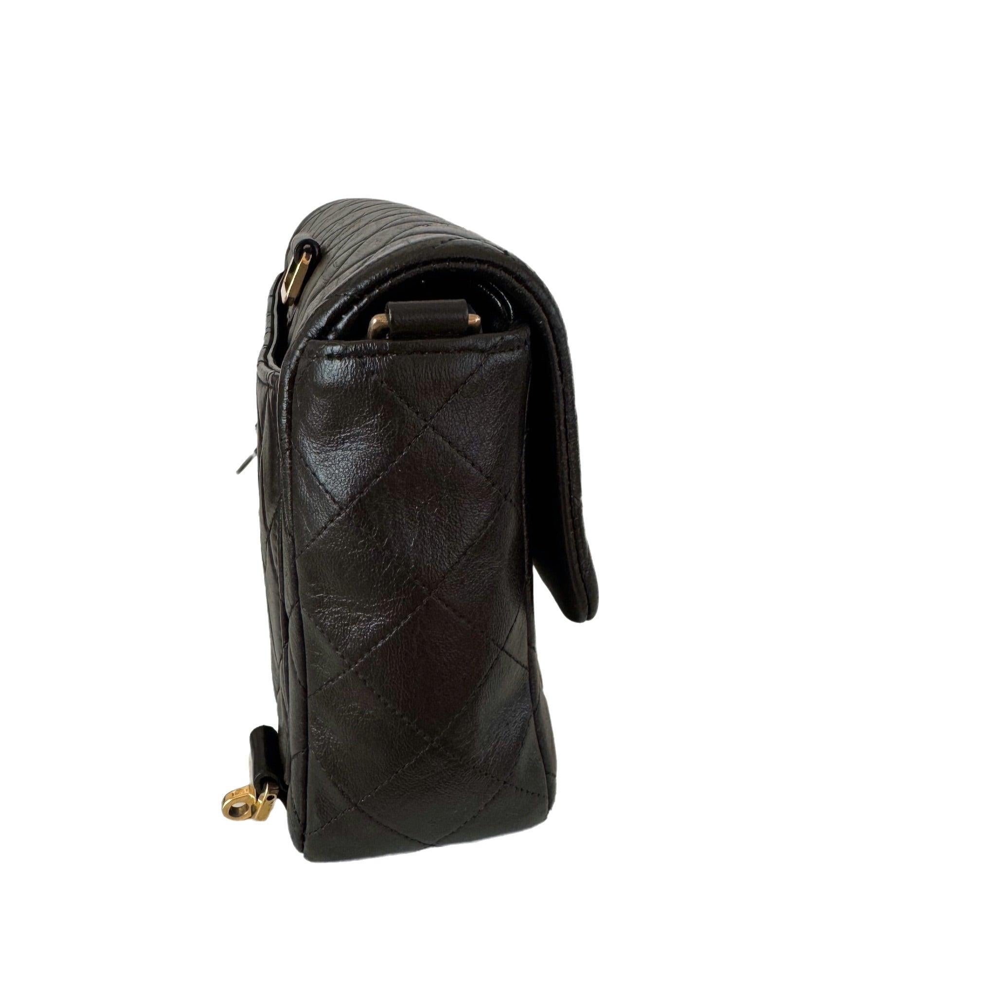 Women's Chanel Chocolate Brown Lambskin Leather Shoulder Flap Blackpack Vintage Gold HW For Sale