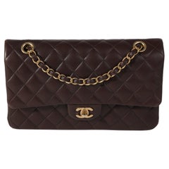 Chanel Schokoladenbraune gesteppte Lammfell-Tasche Medium Classic mit doppelter Klappe