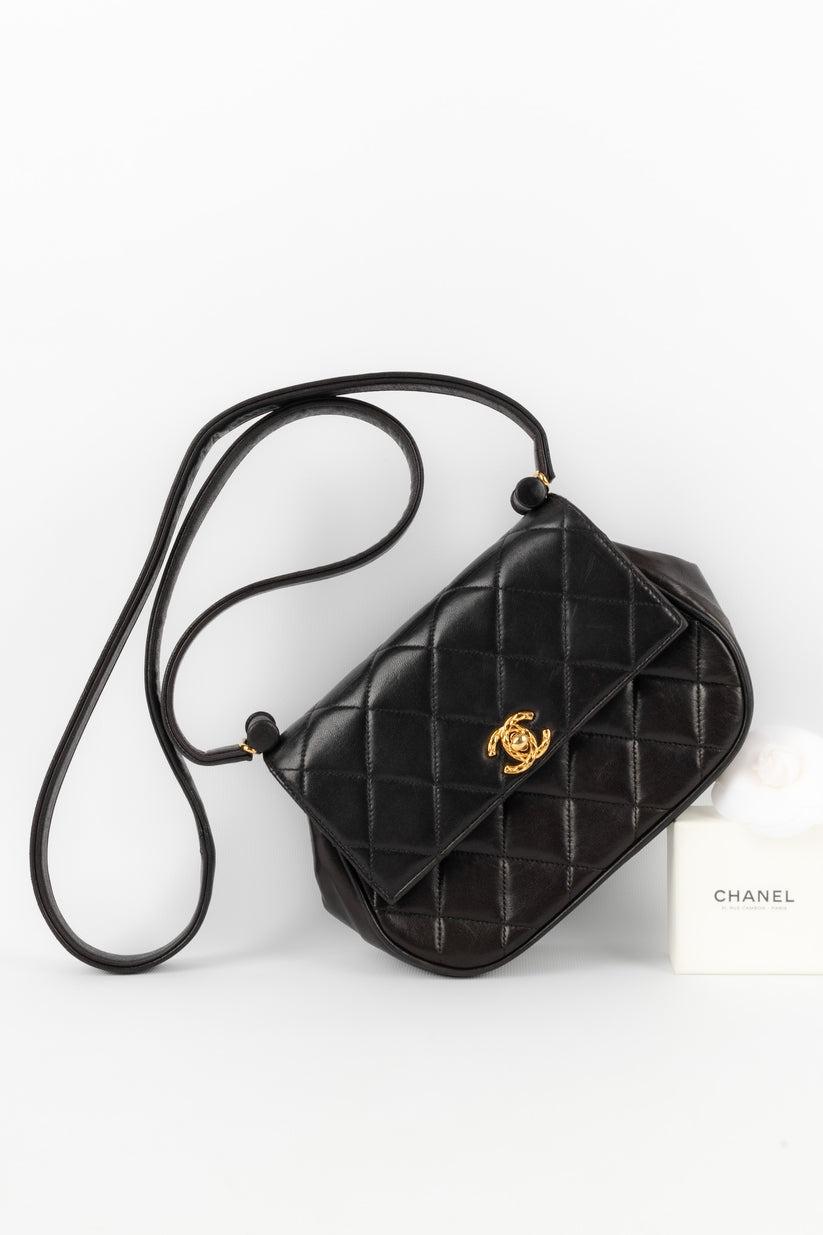 Chanel - (Made in France) Chocolate brown quilted leather bag with golden metal elements.

Additional information:
Condition: Very good condition
Dimensions: Height: 15 cm - Length: 20 cm - Depth: 6 cm - Handle: 110 cm

Seller Reference: S66
