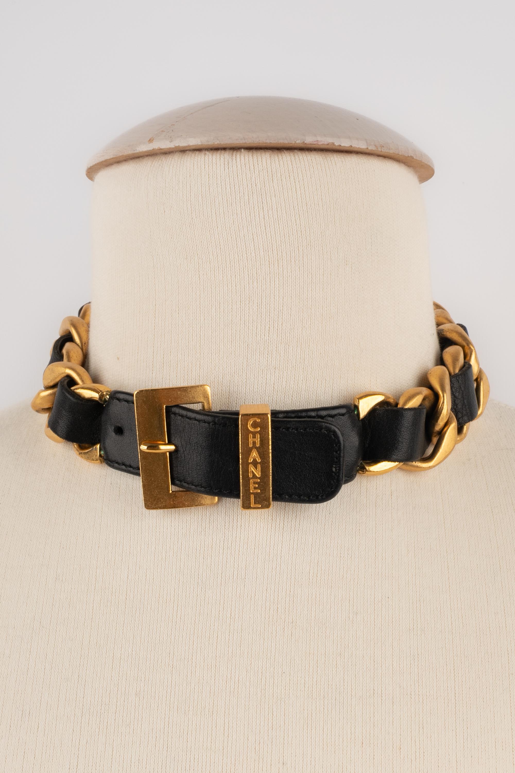 CHANEL - (Made in France) Short golden metal necklace composed of a large link chain interlaced with black leather. 1993 Fall-Winter Collection, under the direction of Karl Lagerfeld.

Condition:
Very good condition

Dimensions:
Length: from 36 cm