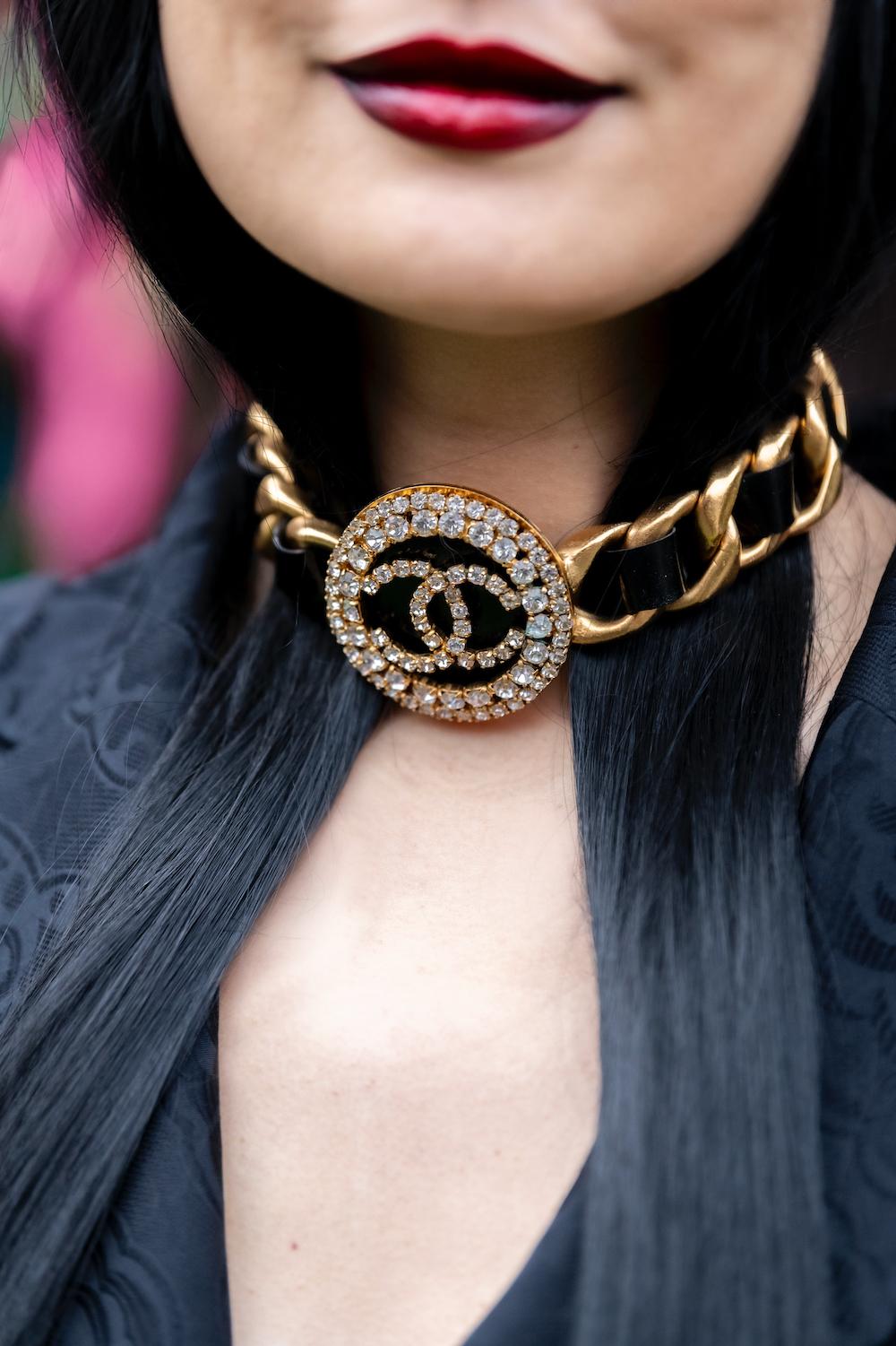 Chanel - (Made in France) Collana girocollo in metallo dorato intrecciata con pelle nera. Medaglione centrale ornato di strass. Collezione primavera-estate 1995 sotto la direzione di Karl Lagerfeld.

Condizioni:
Ottime