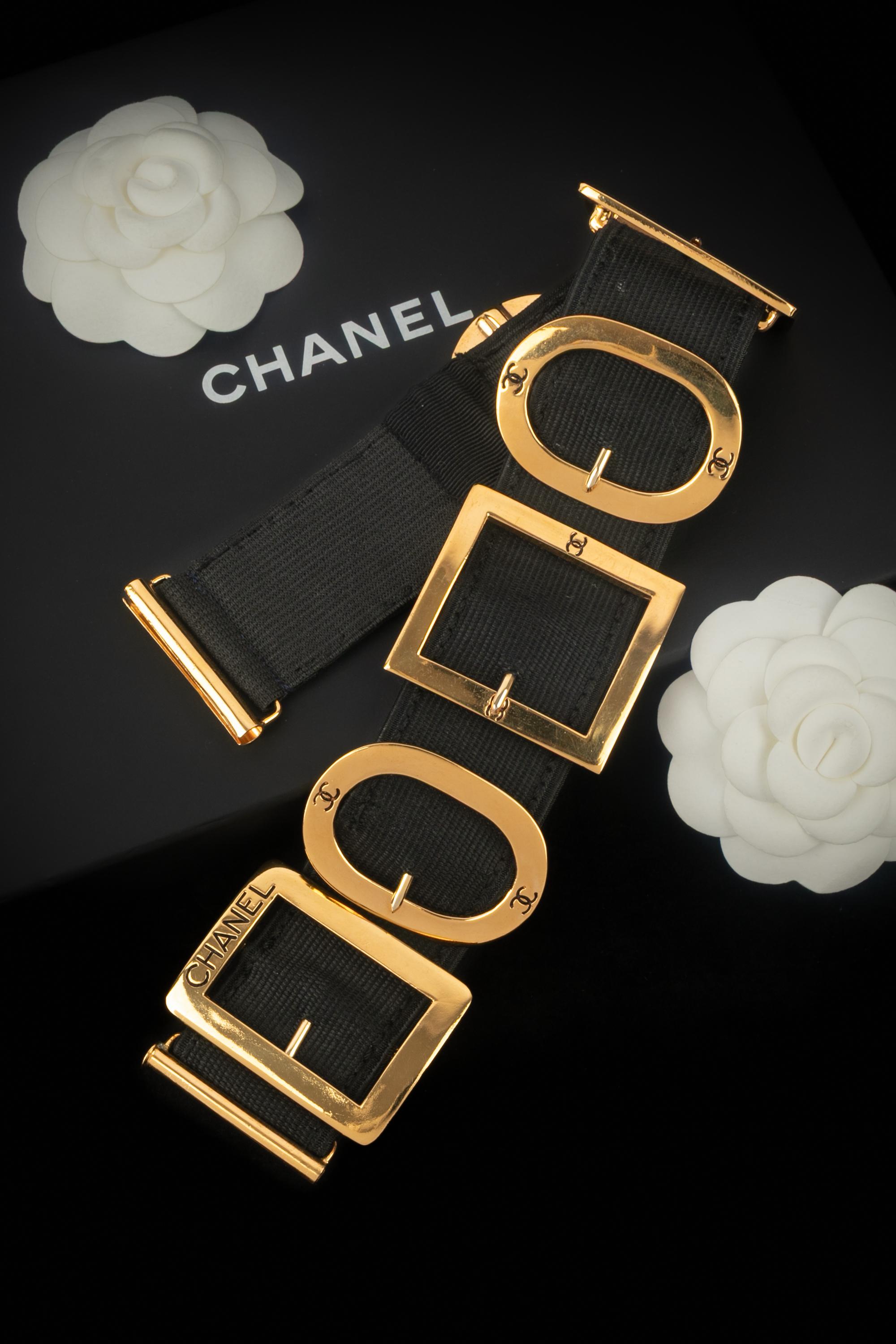 CHANEL - (Made in France) Kurze Halskette aus einem schwarzen Gummiband und goldenen Metallringen, die an Gürtelschnallen erinnern. Eine Collection'S aus den späten 1980er Jahren unter der künstlerischen Leitung von Karl Lagerfeld.

Bedingung:
Sehr