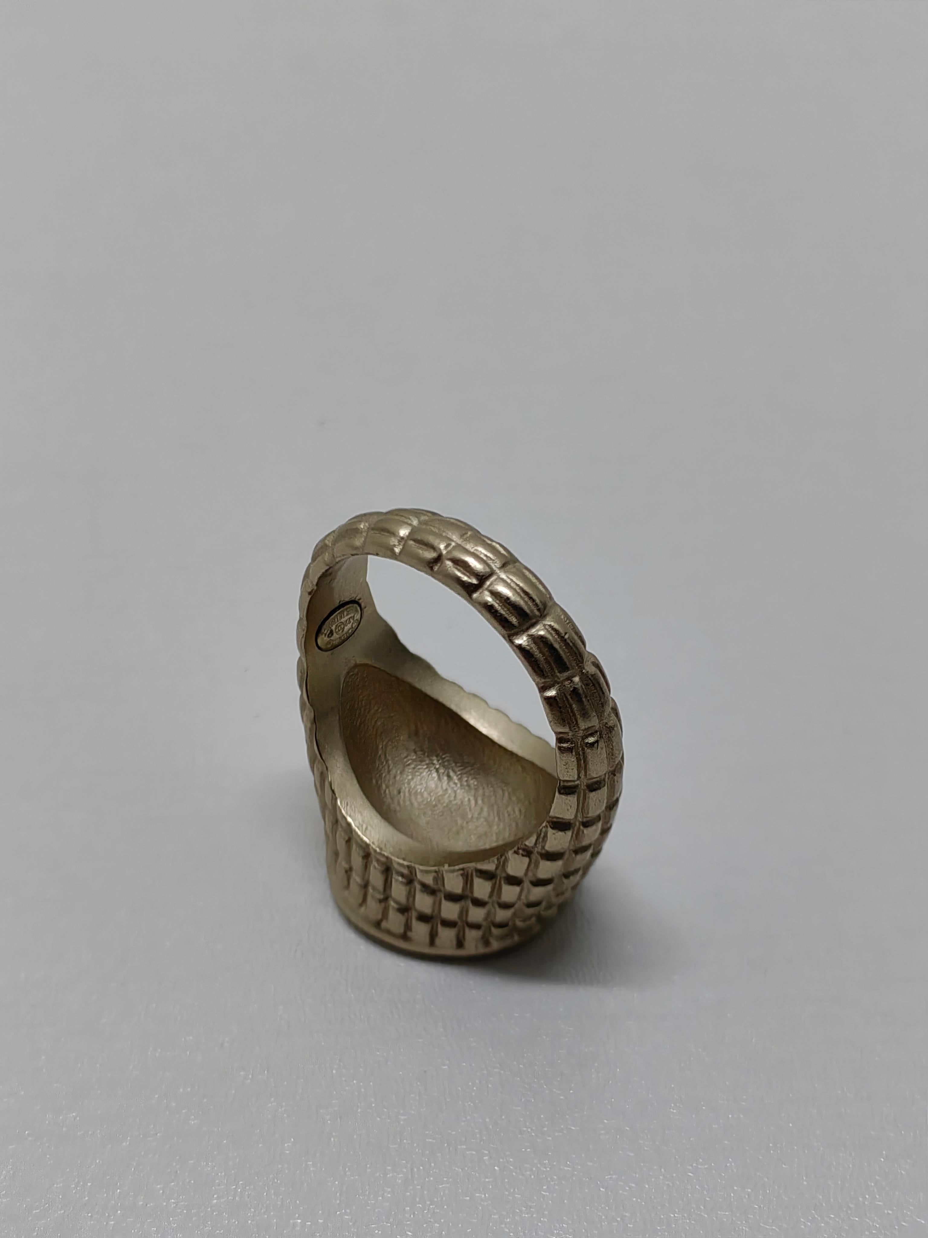 Contemporary Chanel Chunky CC Logo Matt Silver Ring – A22 Collection For Sale