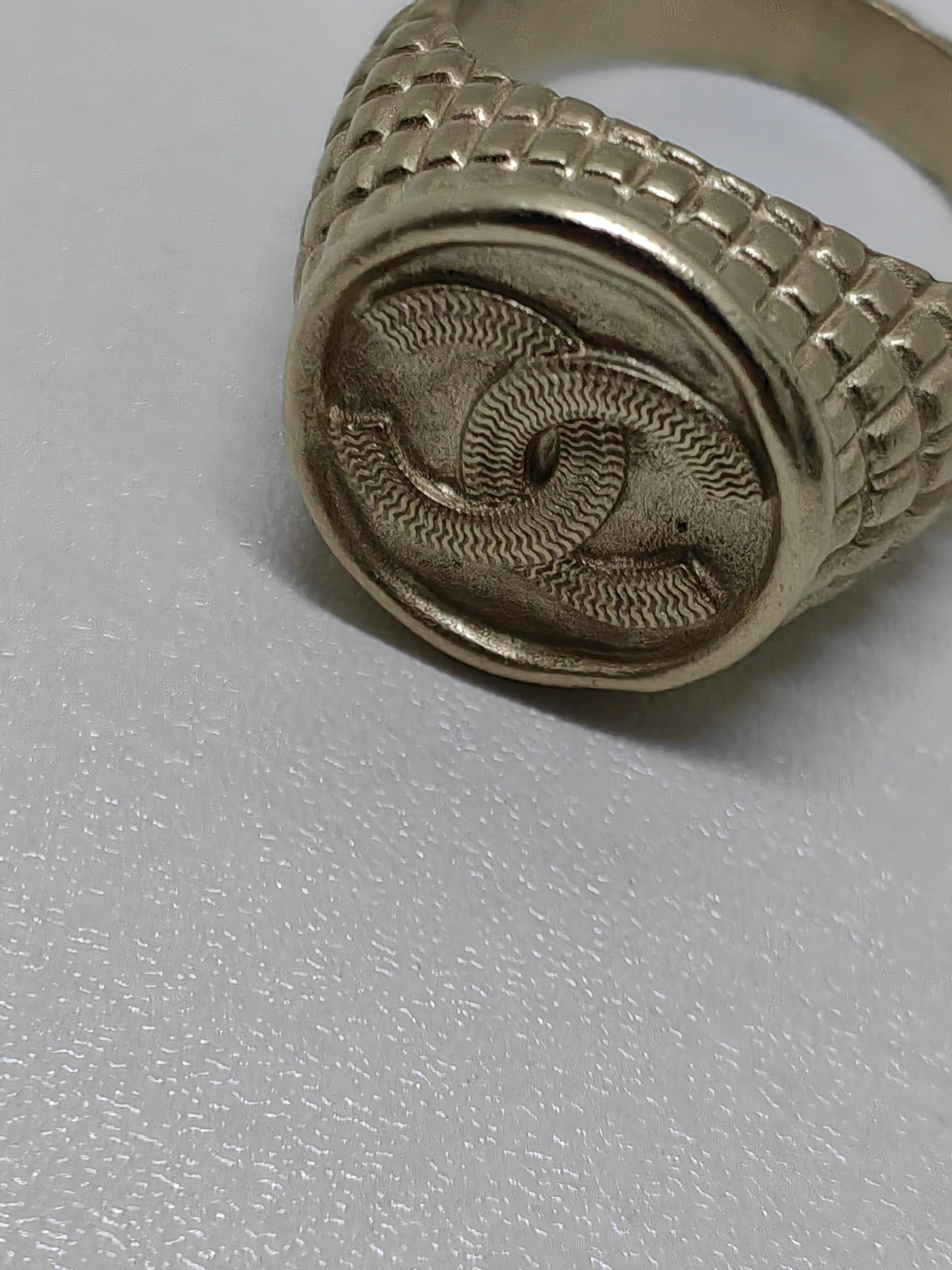 Women's Chanel Chunky CC Logo Matt Silver Ring – A22 Collection For Sale