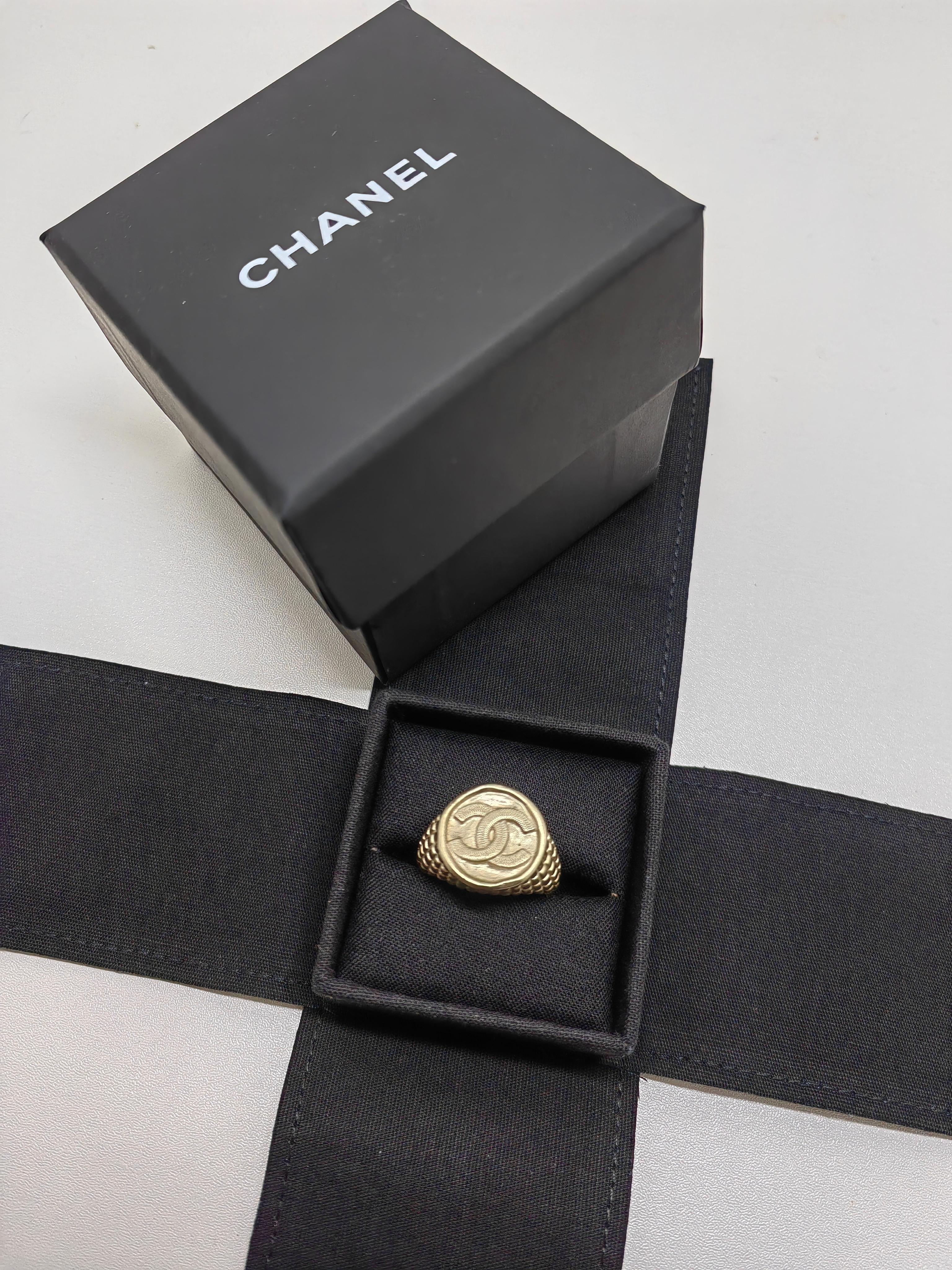 Chanel Chunky CC Logo Matt Silver Ring – A22 Collection For Sale 1