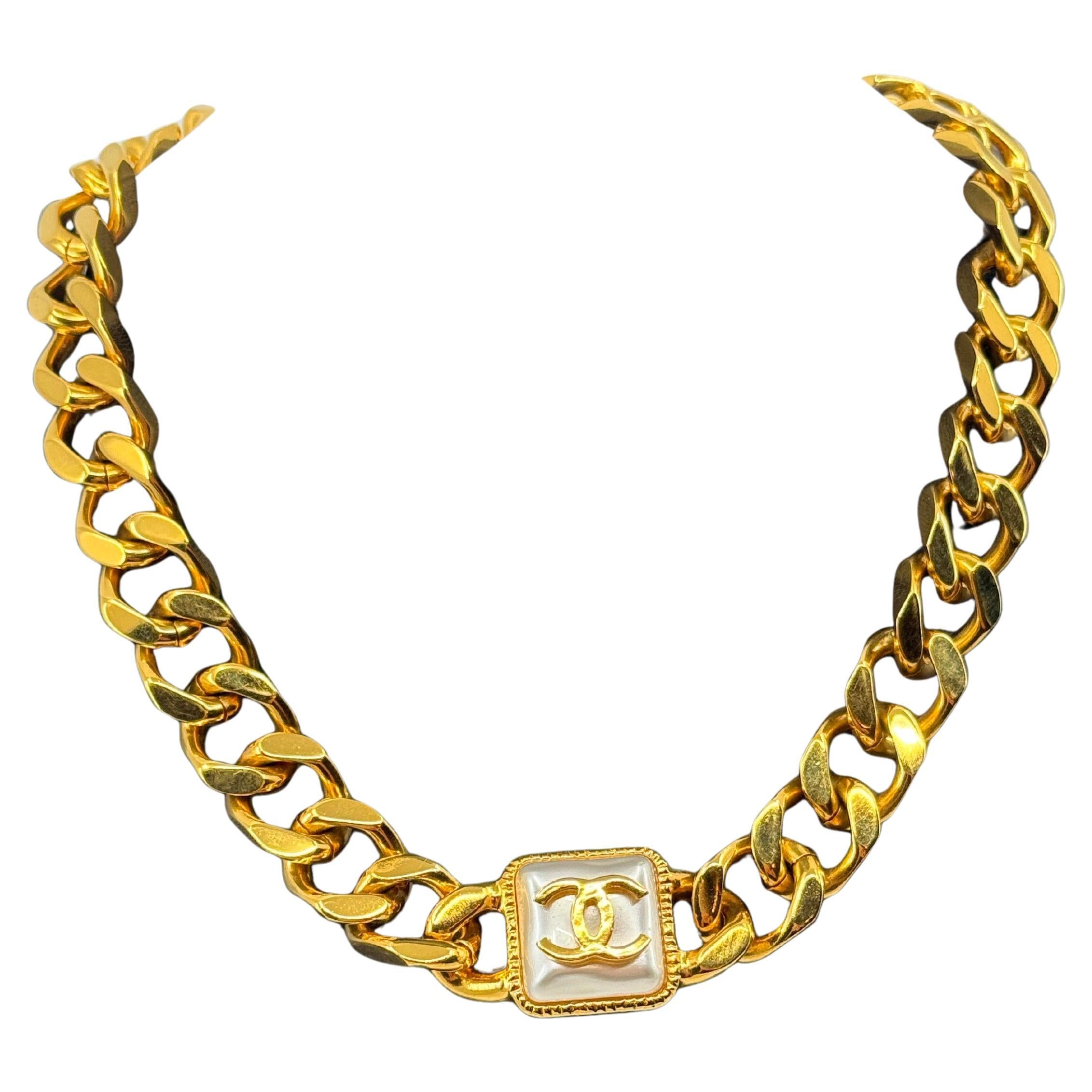 Chanel Collana Chunky a catena d
oro con logo CC in stile barocco in vendita