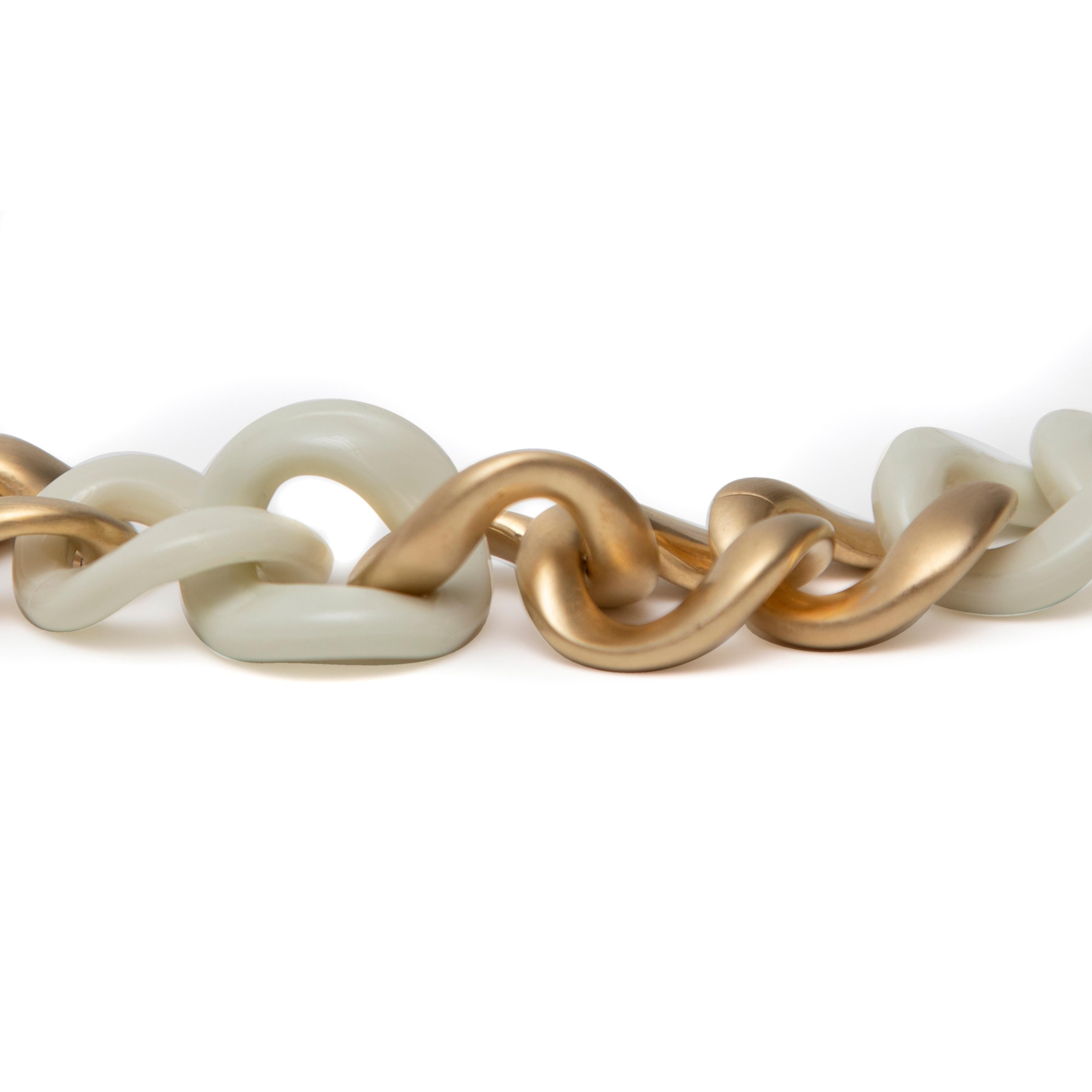 Chanel Chunky a catena in oro e smalto bianco con charm CC e clip a coccodrillo. Dalla collezione Primavera/Estate 2007 di Karl Lagerfeld for Chanel.

Condizioni:
Eccellente con cartellini e scatola originale
