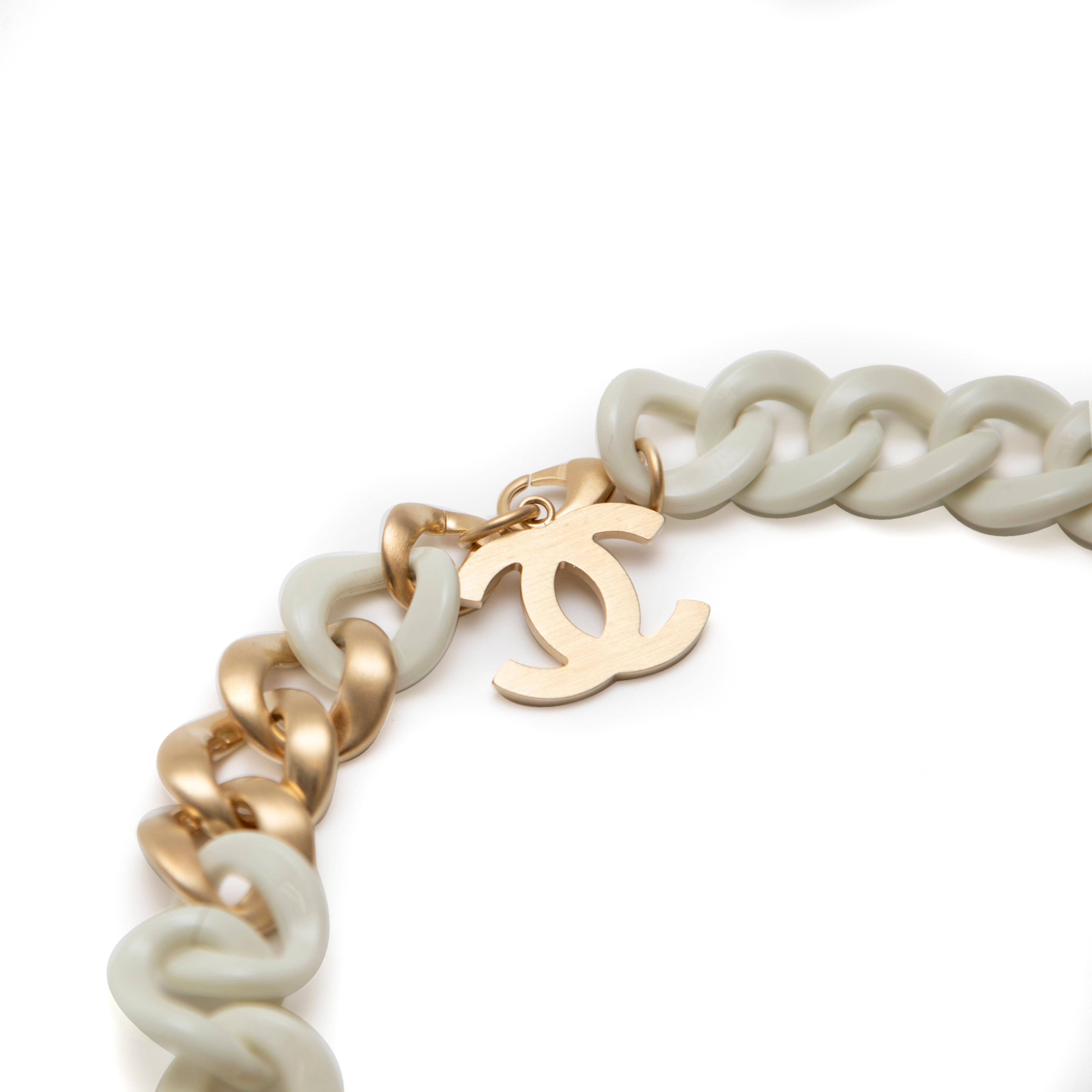 Chanel, girocollo a catena con smalto bianco e tonalità oro In condizioni ottime in vendita a West Hartford, CT
