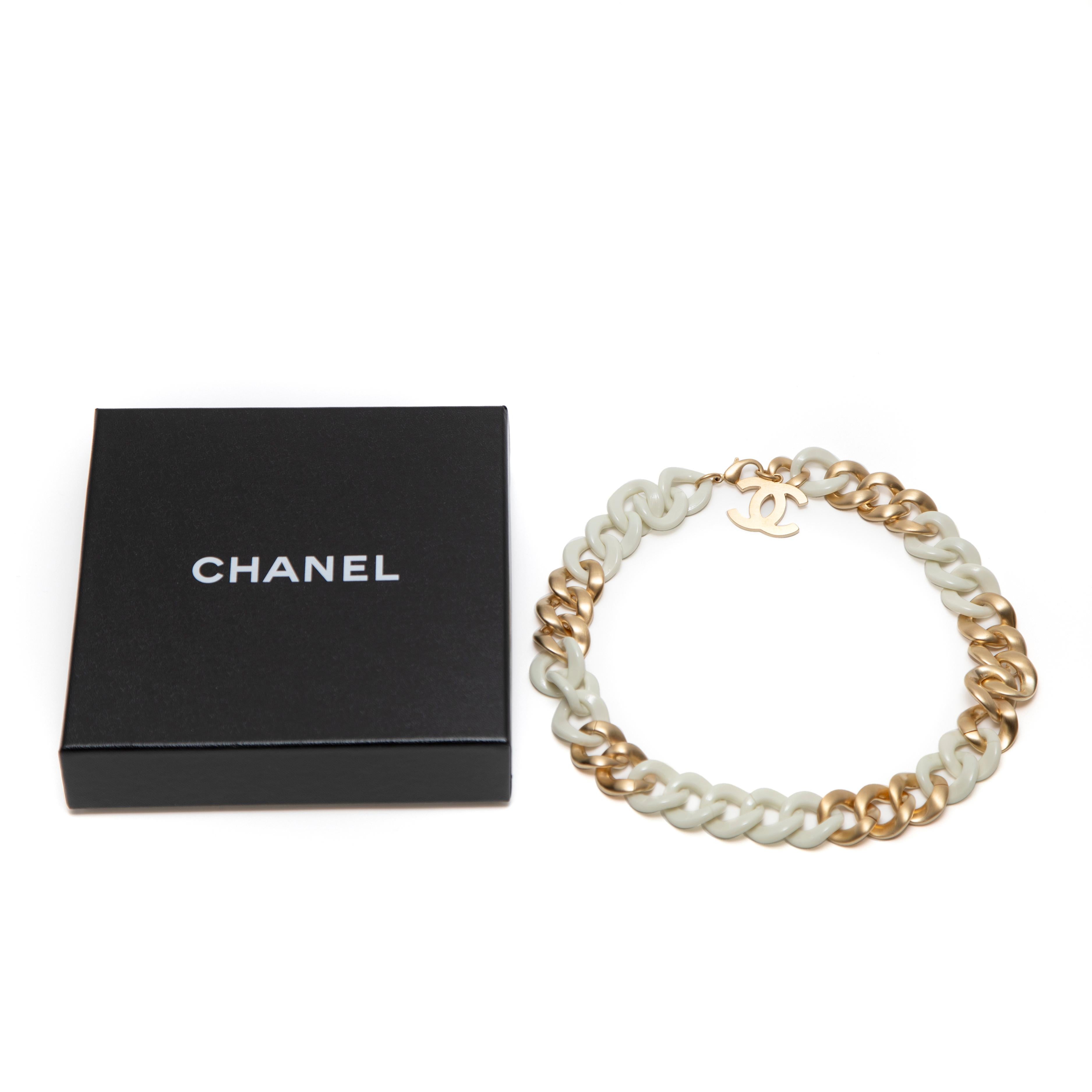 da uomo o donna Chanel, girocollo a catena con smalto bianco e tonalità oro in vendita