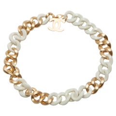 Chanel Chunky Chunky Gold-Toned and White Enamel Chain Choker (Tour de cou en chaîne en émail blanc et en métal doré)