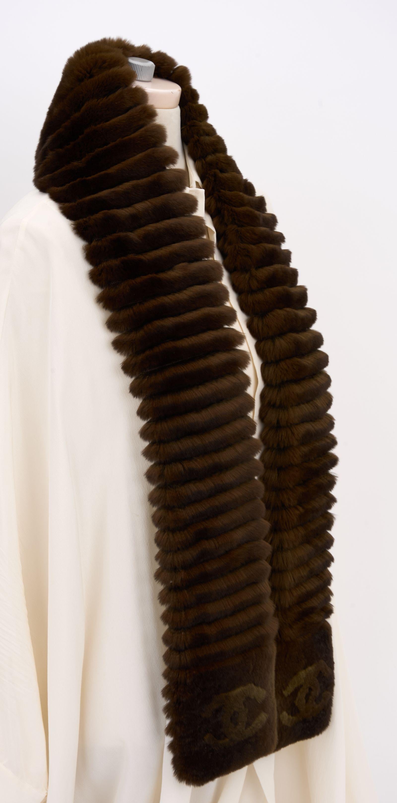 This Chanel scarf is crafted in an ultra-soft fur blend with 'CC' logos on both ends. Made from 70% Cincilla Orylag, and 30% Cashmere. Brand new in unused condition.