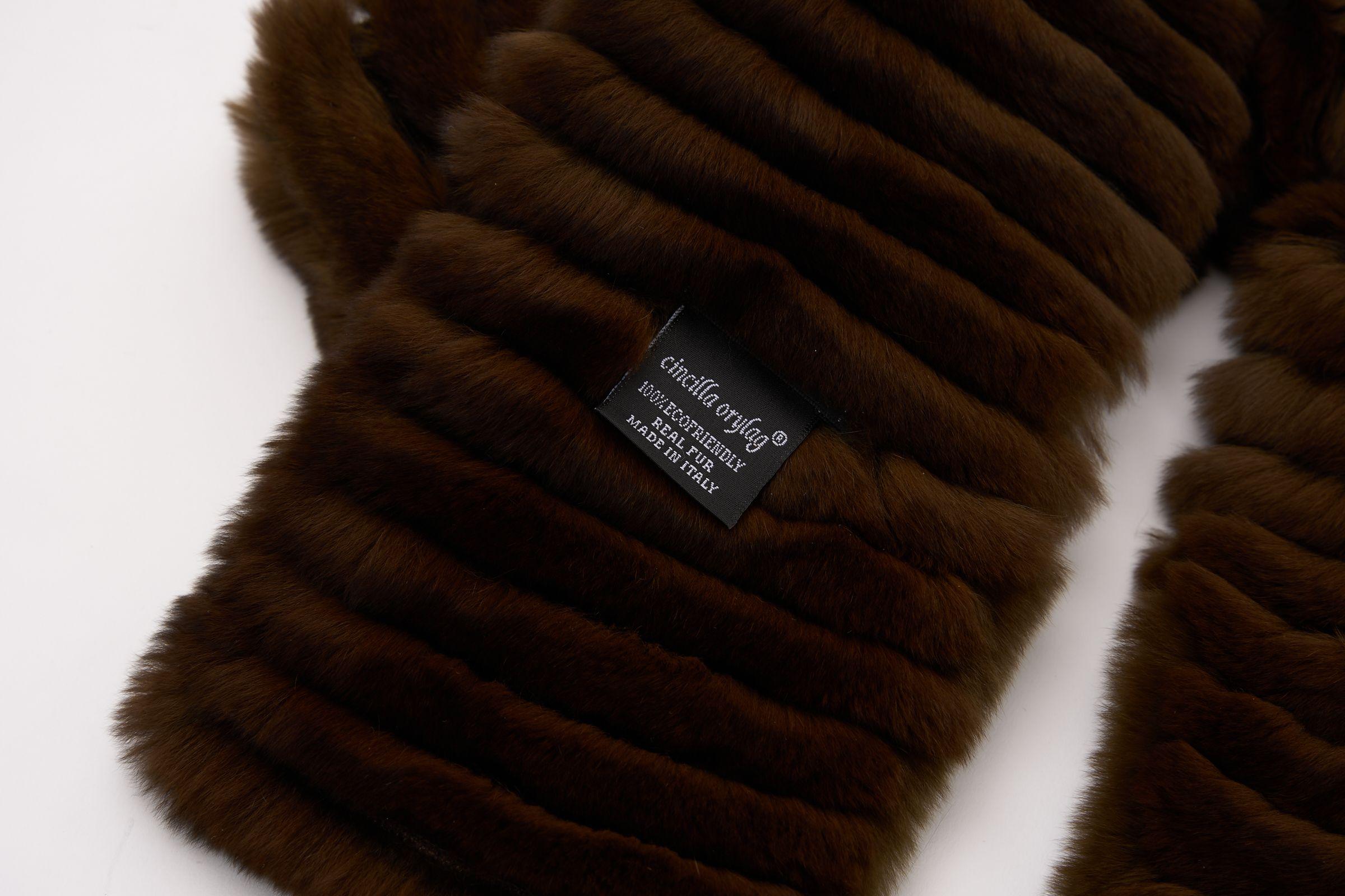 Chanel Cincilla Orylag Fur CC Scarf In New Condition For Sale In West Hollywood, CA