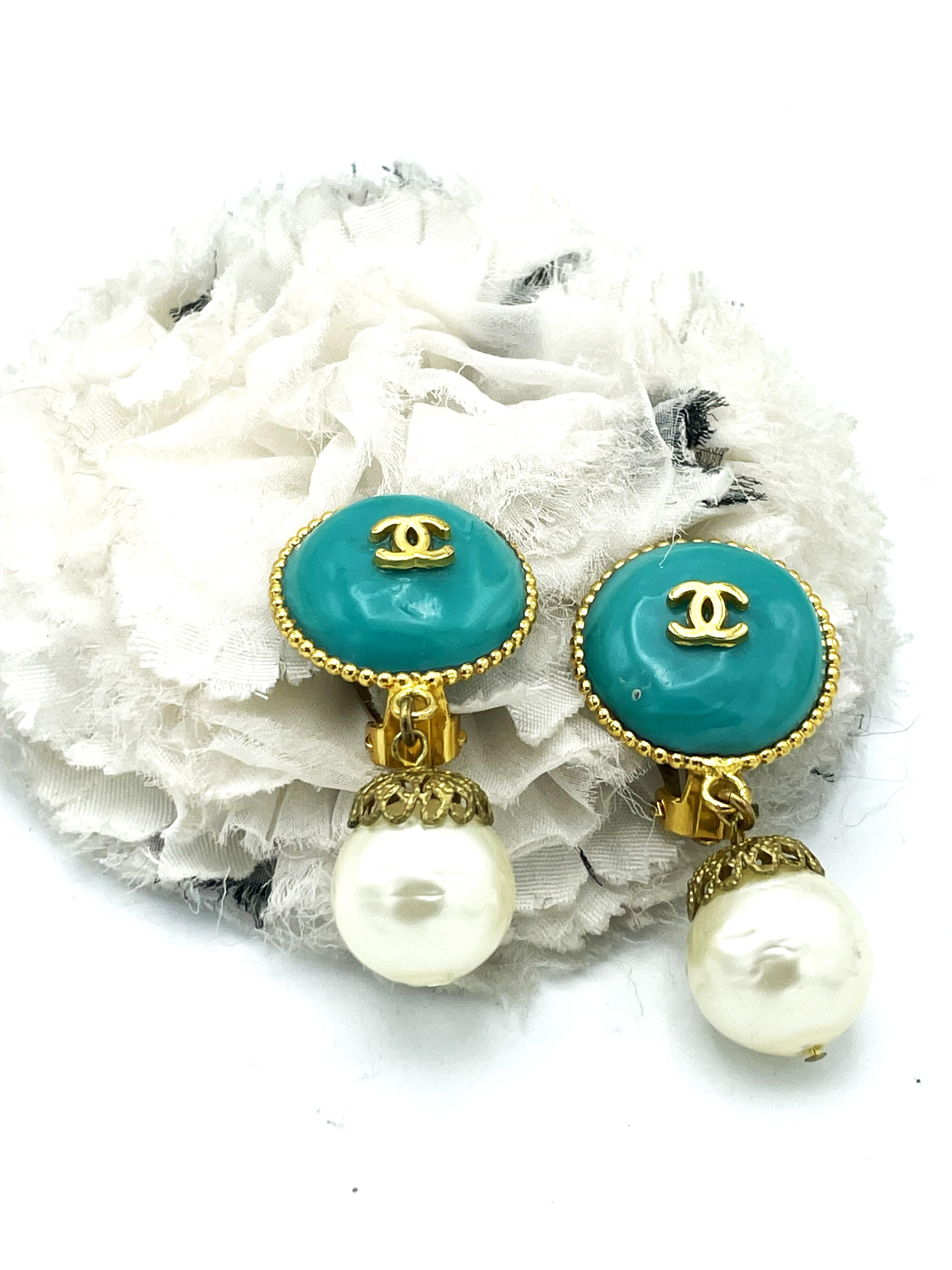 Taille ronde Chanel cip-on earring, round türkis glass with icoic CC, hanging pearl, 06. CC P en vente