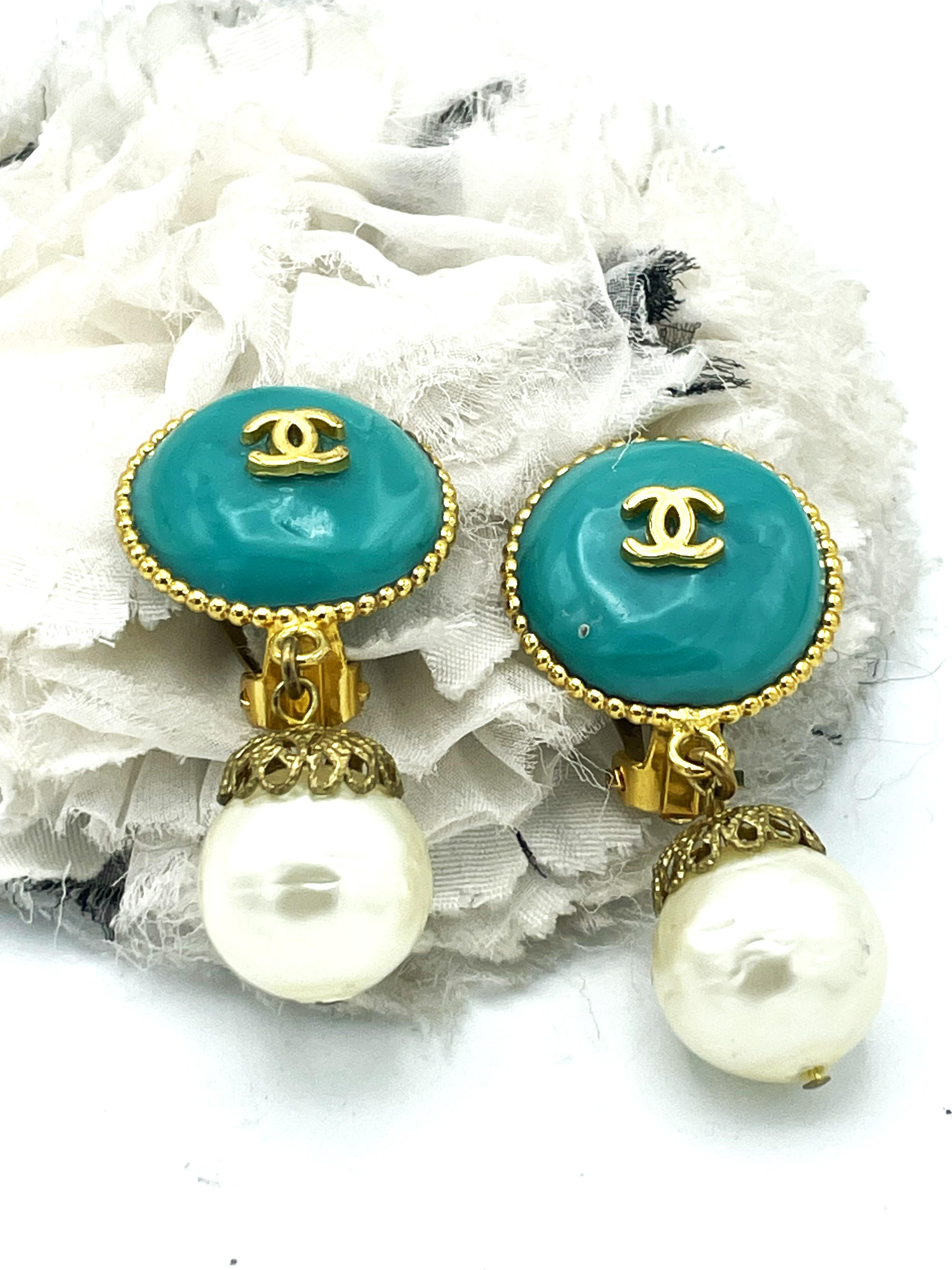 Chanel cip-on earring, round türkis glass with icoic CC, hanging pearl, 06. CC P Excellent état - En vente à Stuttgart, DE