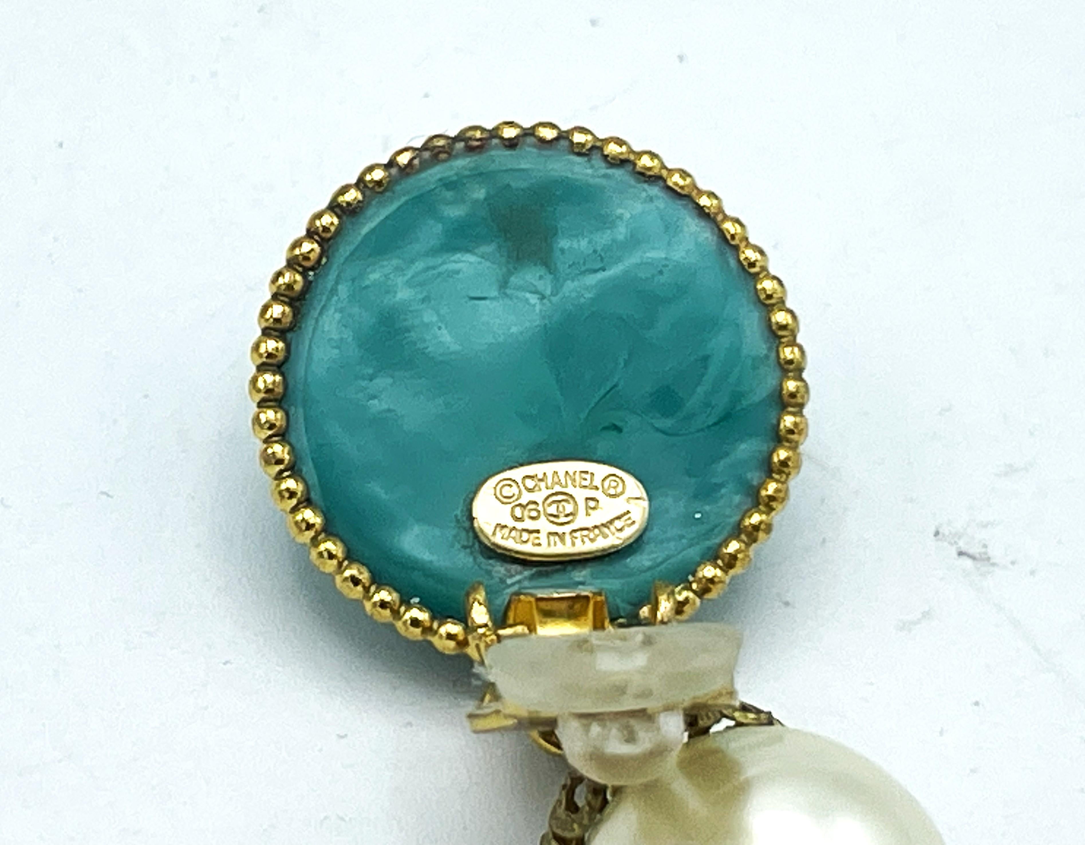 Chanel cip-on earring, round türkis glass with icoic CC, hanging pearl, 06. CC P Pour femmes en vente