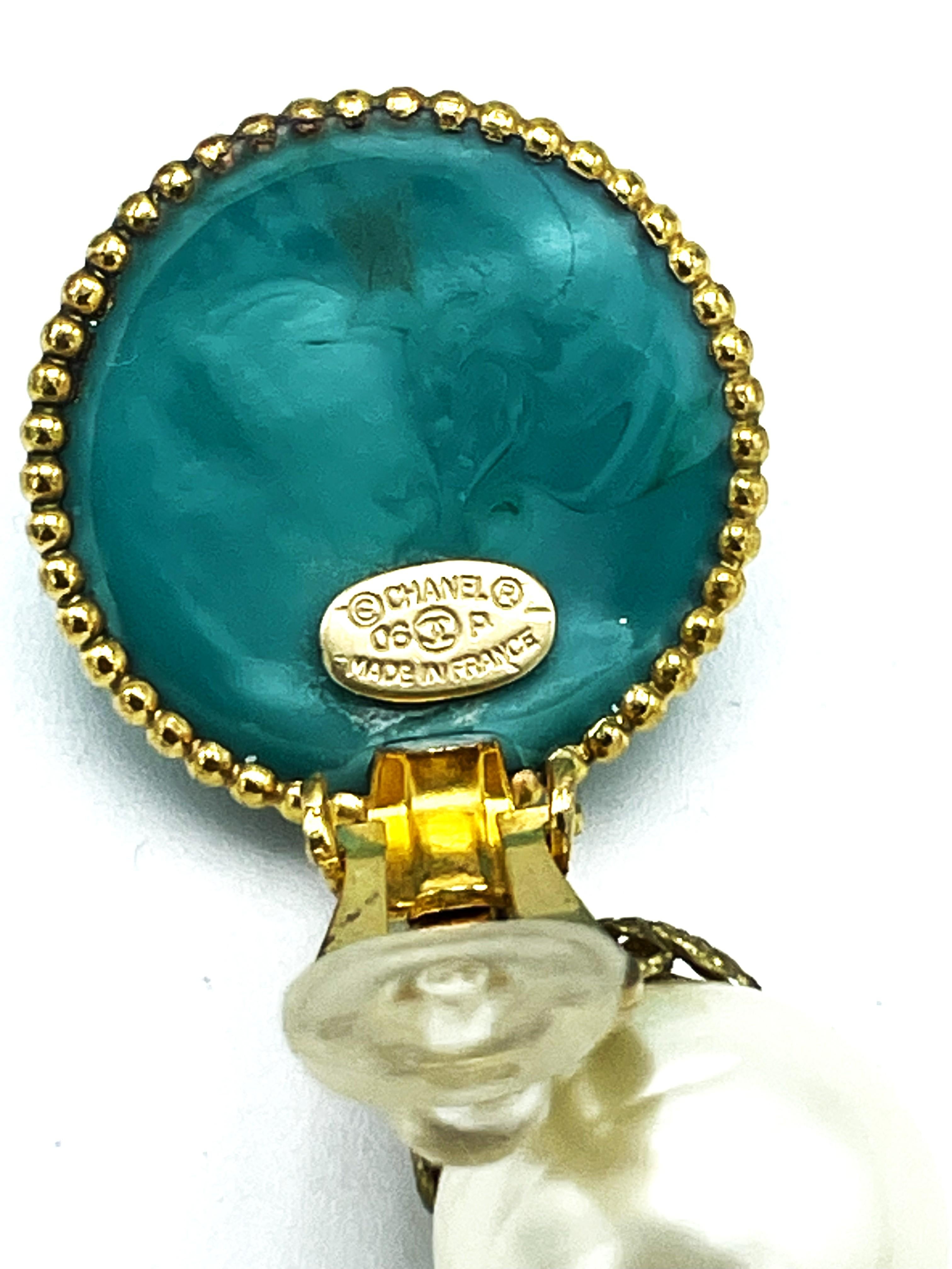 Chanel cip-on earring, round türkis glass with icoic CC, hanging pearl, 06. CC P en vente 1