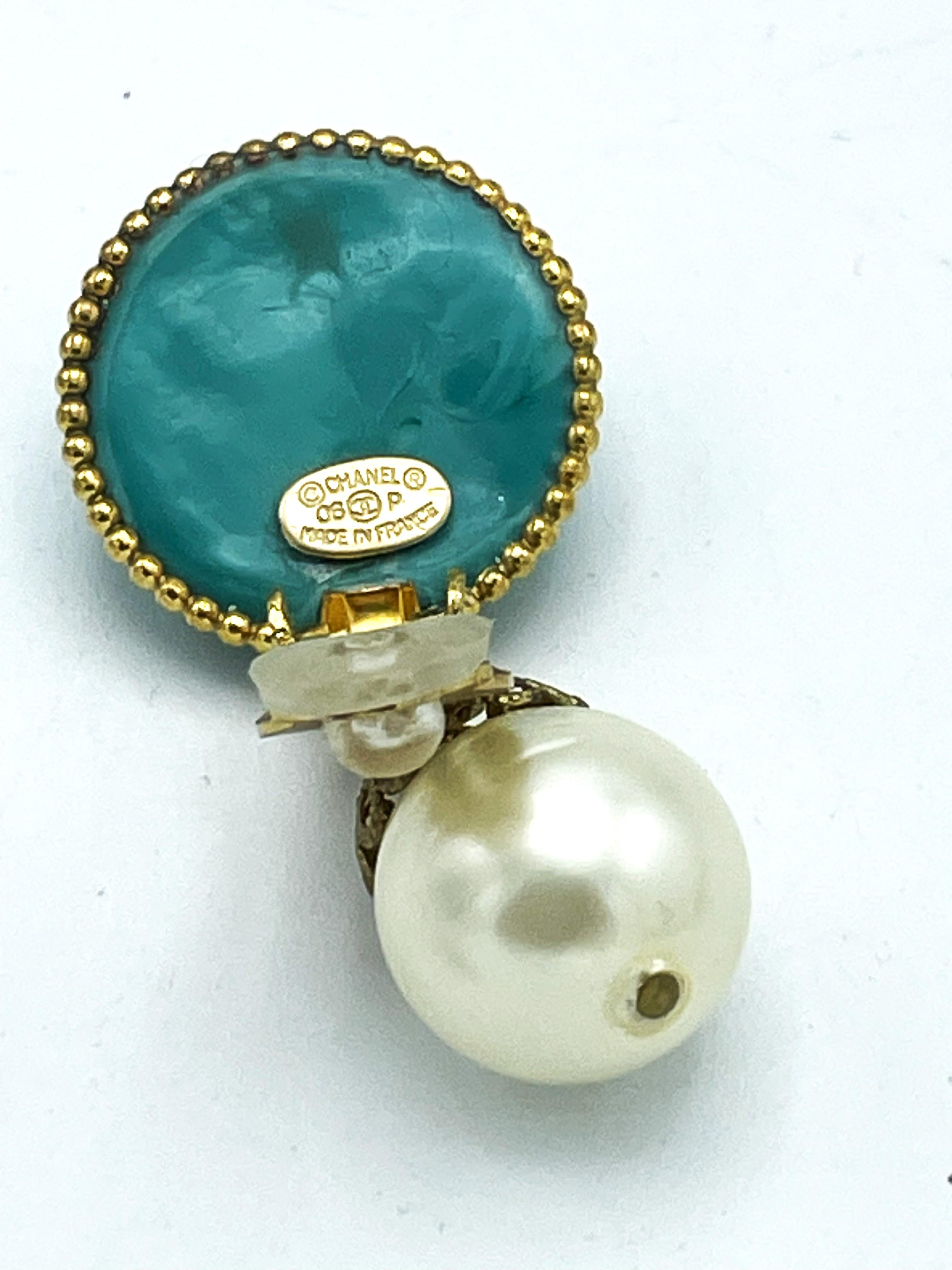 Chanel cip-on earring, round türkis glass with icoic CC, hanging pearl, 06. CC P en vente 2
