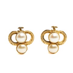 Chanel circa 1983 Boucles Oreille Clips CC Golden Metal Trefoil Clip on Earrings