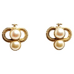 Chanel circa 1983 Boucles Oreille Clips CC Golden Metal Trefoil Clip on Earrings