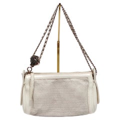 Chanel Circa 2004 Perforierte weiße Leder Pulley Umhängetasche