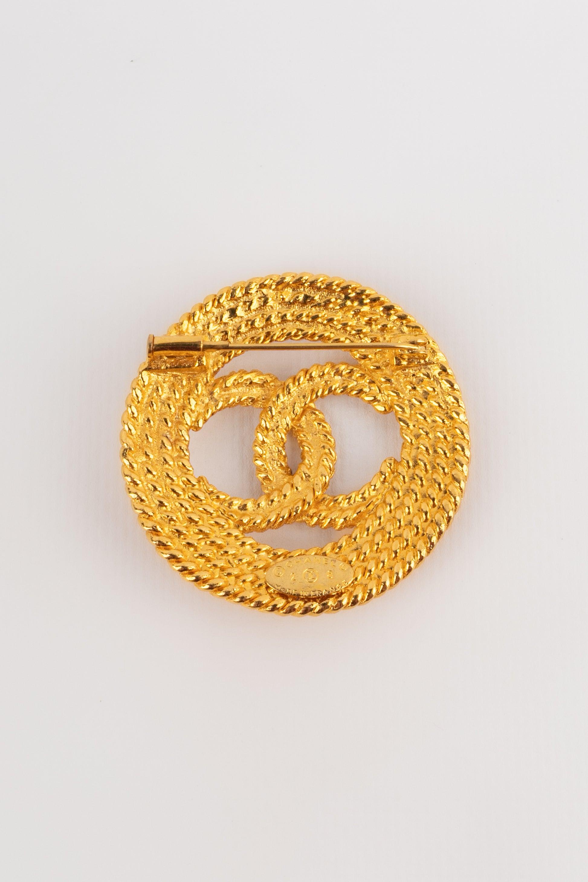 Chanel - (Made in France) Golden metal circular brooch representing a cc logo. 2cc8 Collection.

Additional information:
Condition: Very good condition
Dimensions: Diameter: 5 cm
Period: 21st Century

Seller Reference: BRB54