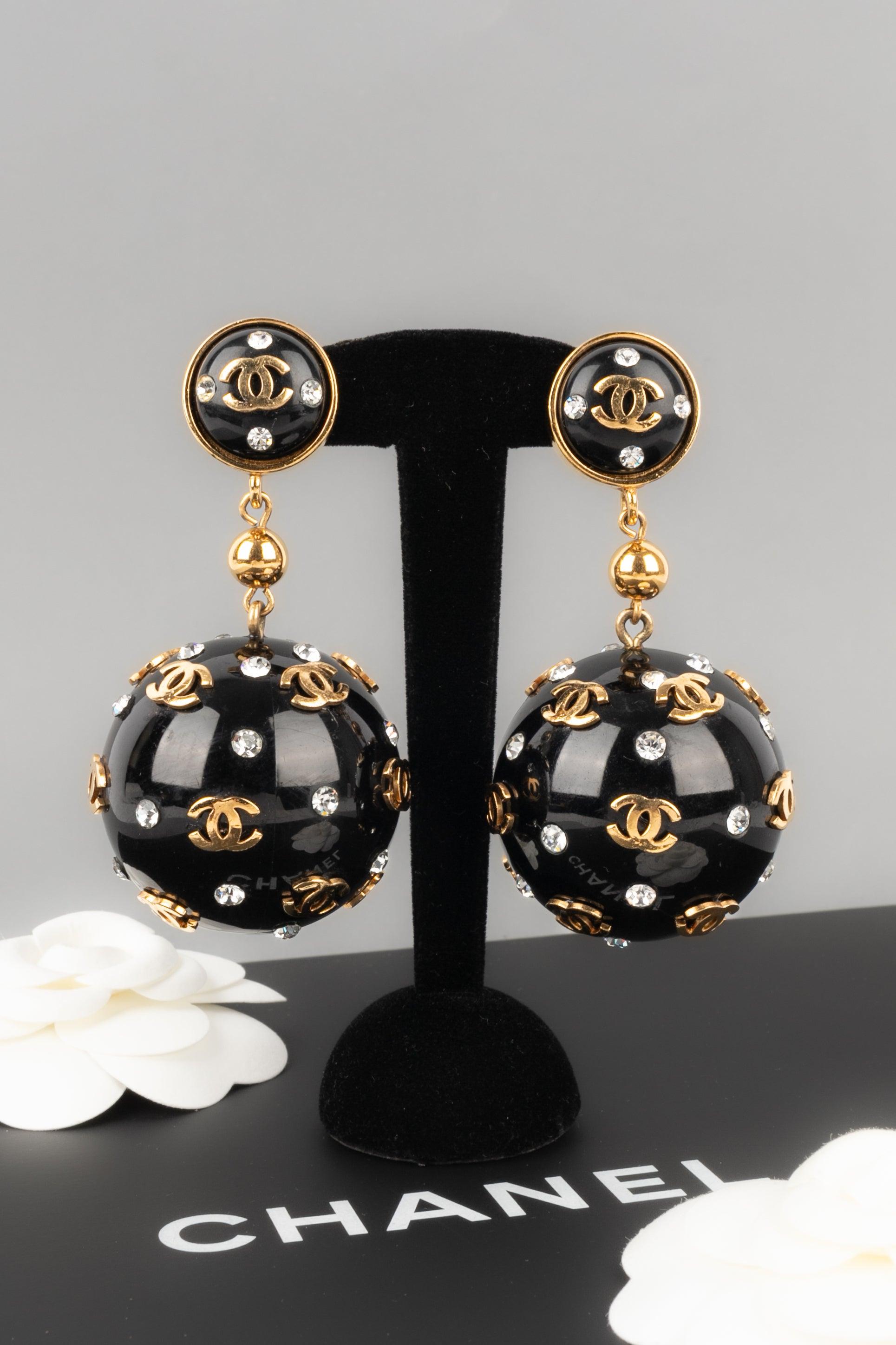 Chanel Circular Earrings with Black Bakelite, 1989 6