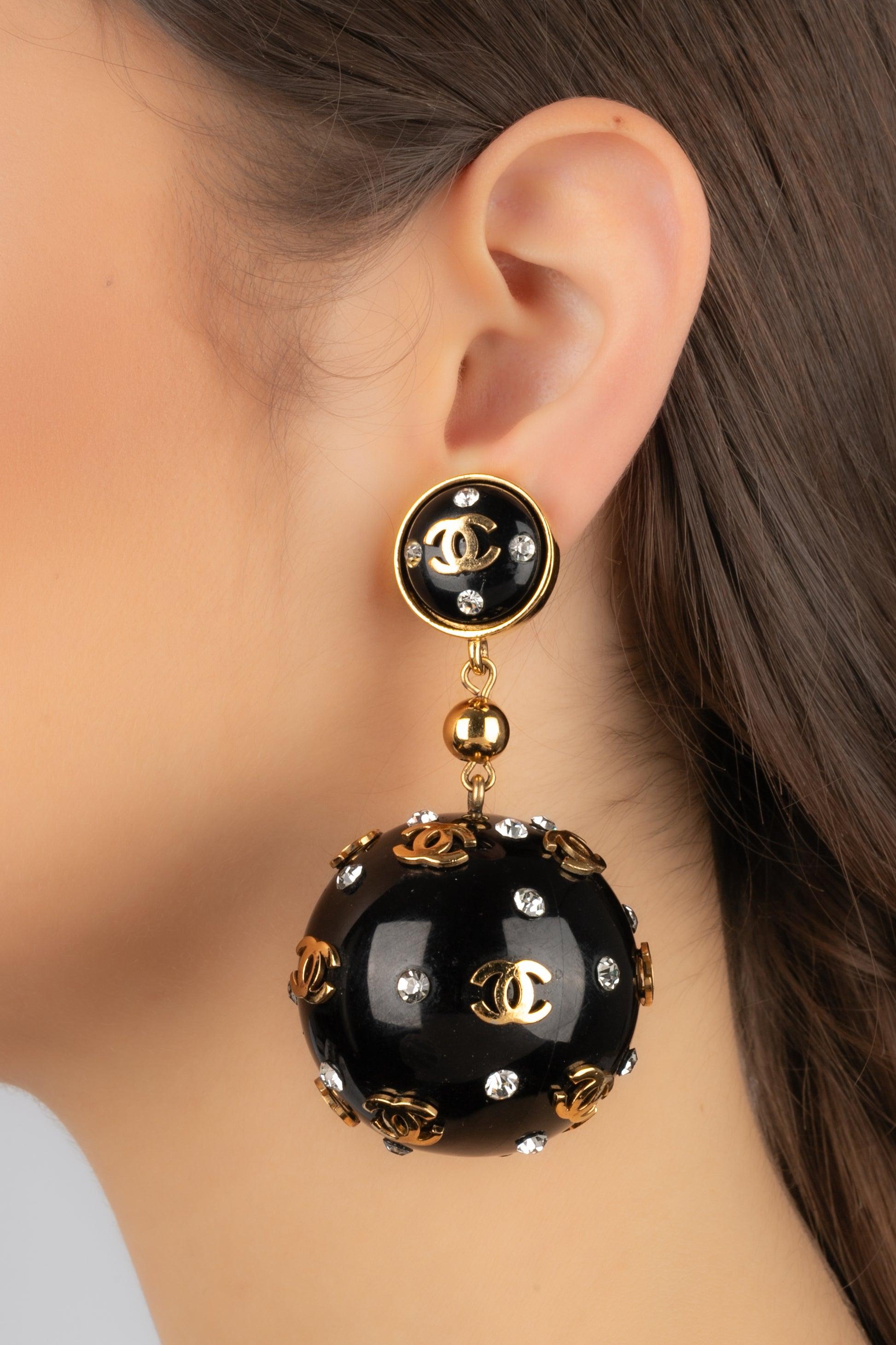 Chanel Circular Earrings with Black Bakelite, 1989 7