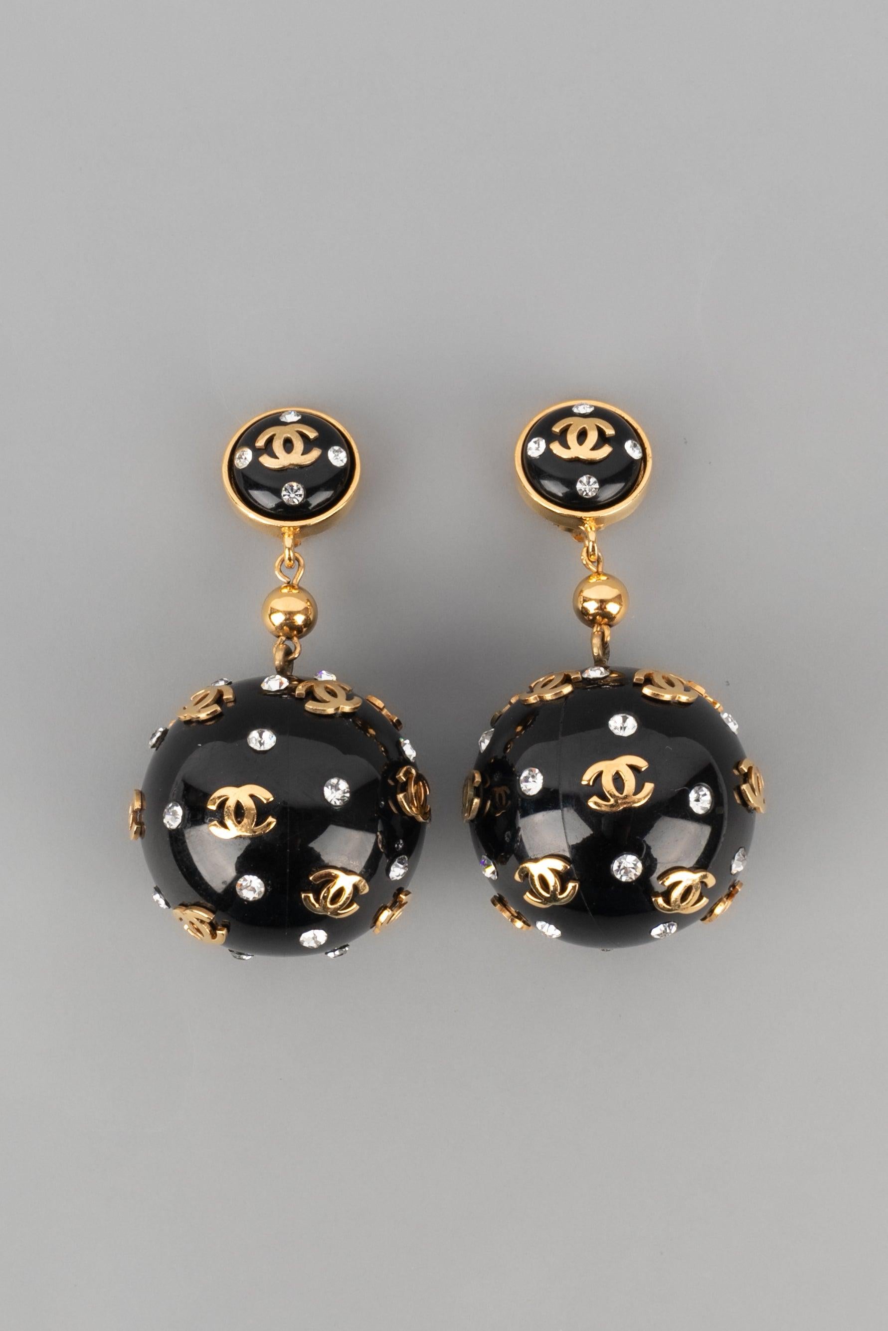 Chanel Circular Earrings with Black Bakelite, 1989 In Excellent Condition In SAINT-OUEN-SUR-SEINE, FR
