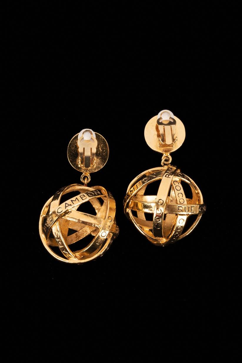 Chanel - Circular openwork golden metal earrings.

Additional information:
Condition: Very good condition
Dimensions: Height: 7 cm

Seller Reference: BOB10