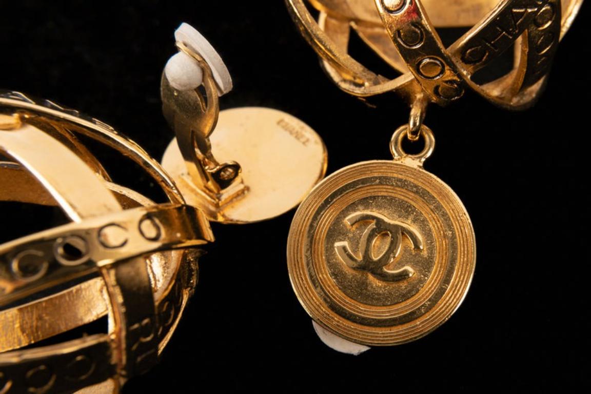 Chanel Circular Openwork Golden Metal Earrings In Excellent Condition For Sale In SAINT-OUEN-SUR-SEINE, FR