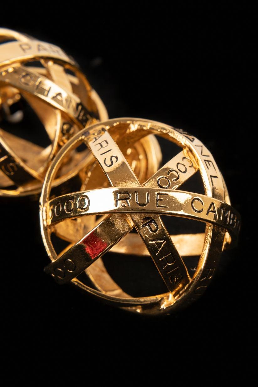 Chanel Circular durchbrochene goldene Metallohrringe Damen im Angebot