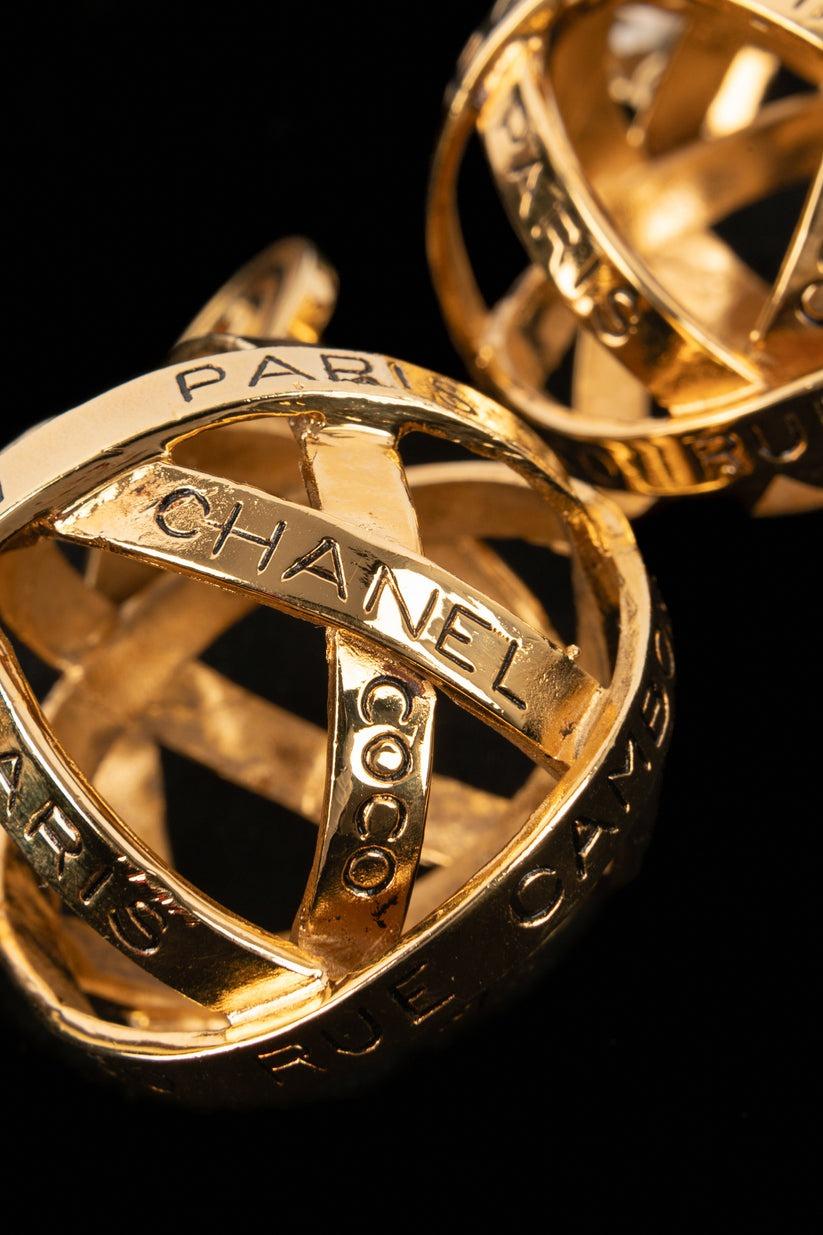 Chanel Circular durchbrochene goldene Metallohrringe im Angebot 1