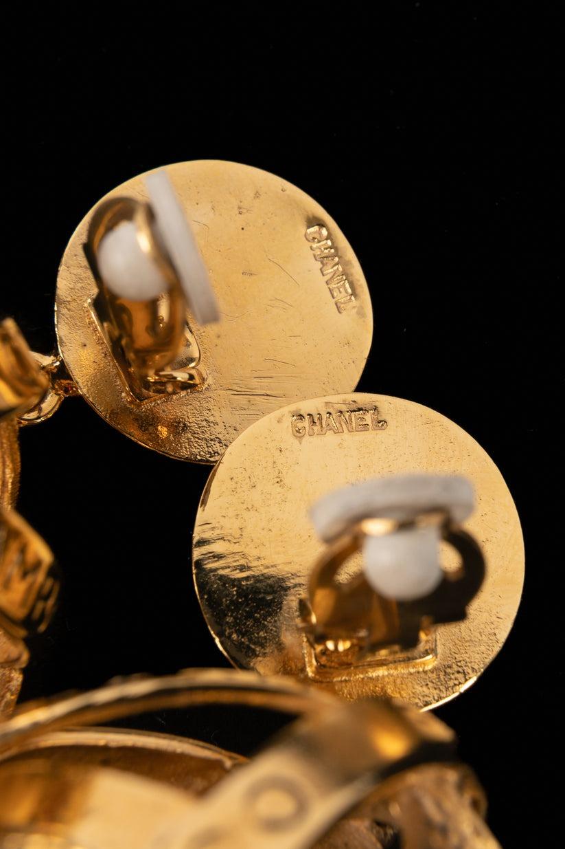 Chanel Circular durchbrochene goldene Metallohrringe im Angebot 2