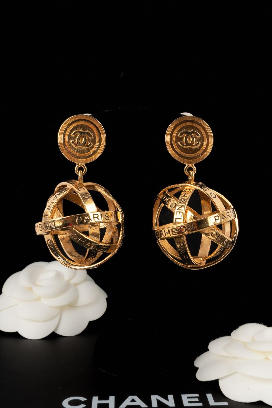 Chanel Circular Openwork Golden Metal Earrings For Sale 3