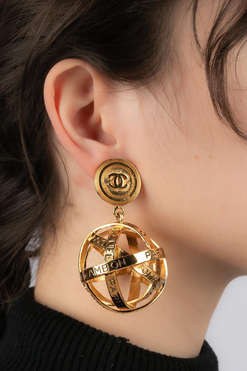 Chanel Circular durchbrochene goldene Metallohrringe im Angebot 4