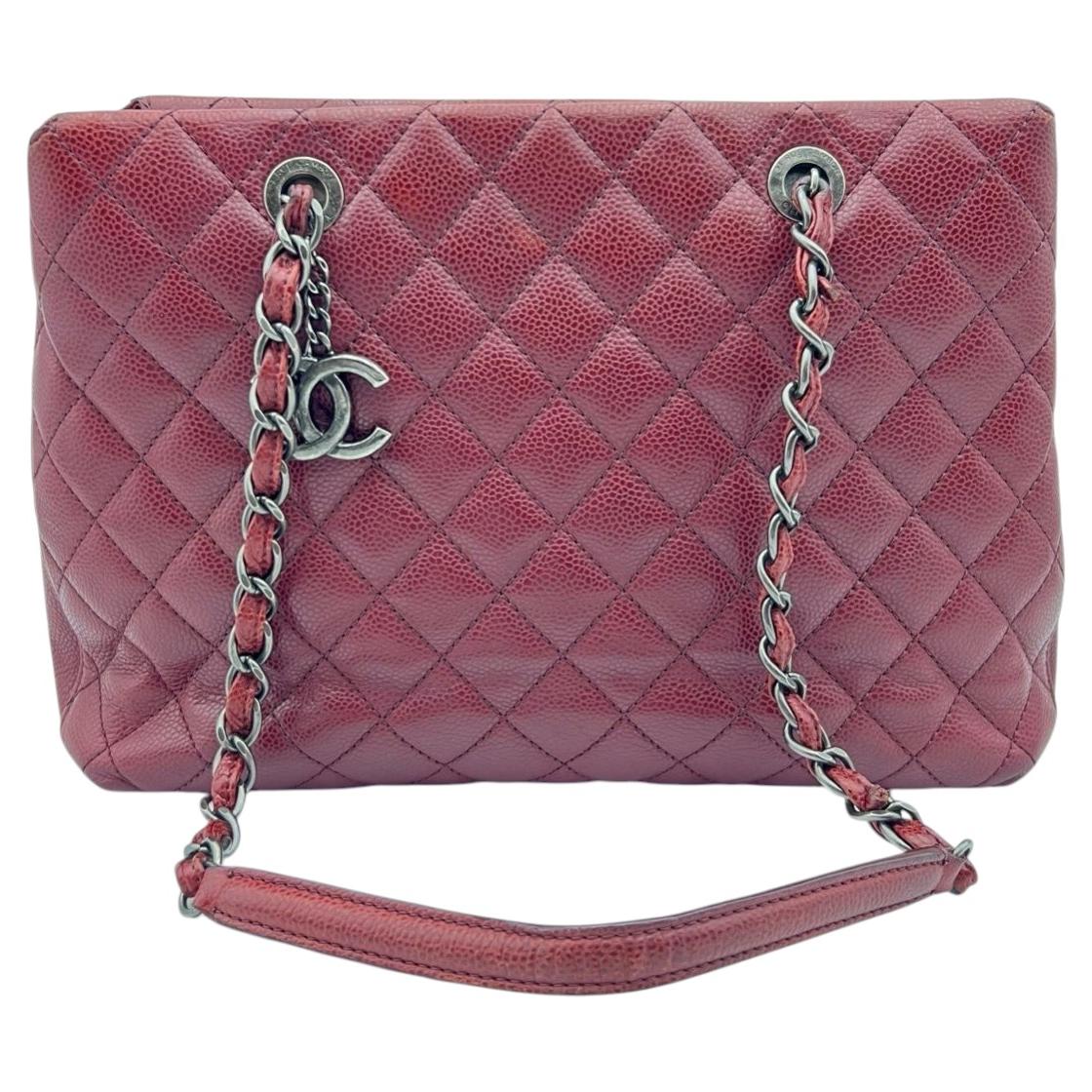 Sac cabas Chanel City, matelassé « Caviar », rouge foncé, avec charme en chaîne argentée en vente