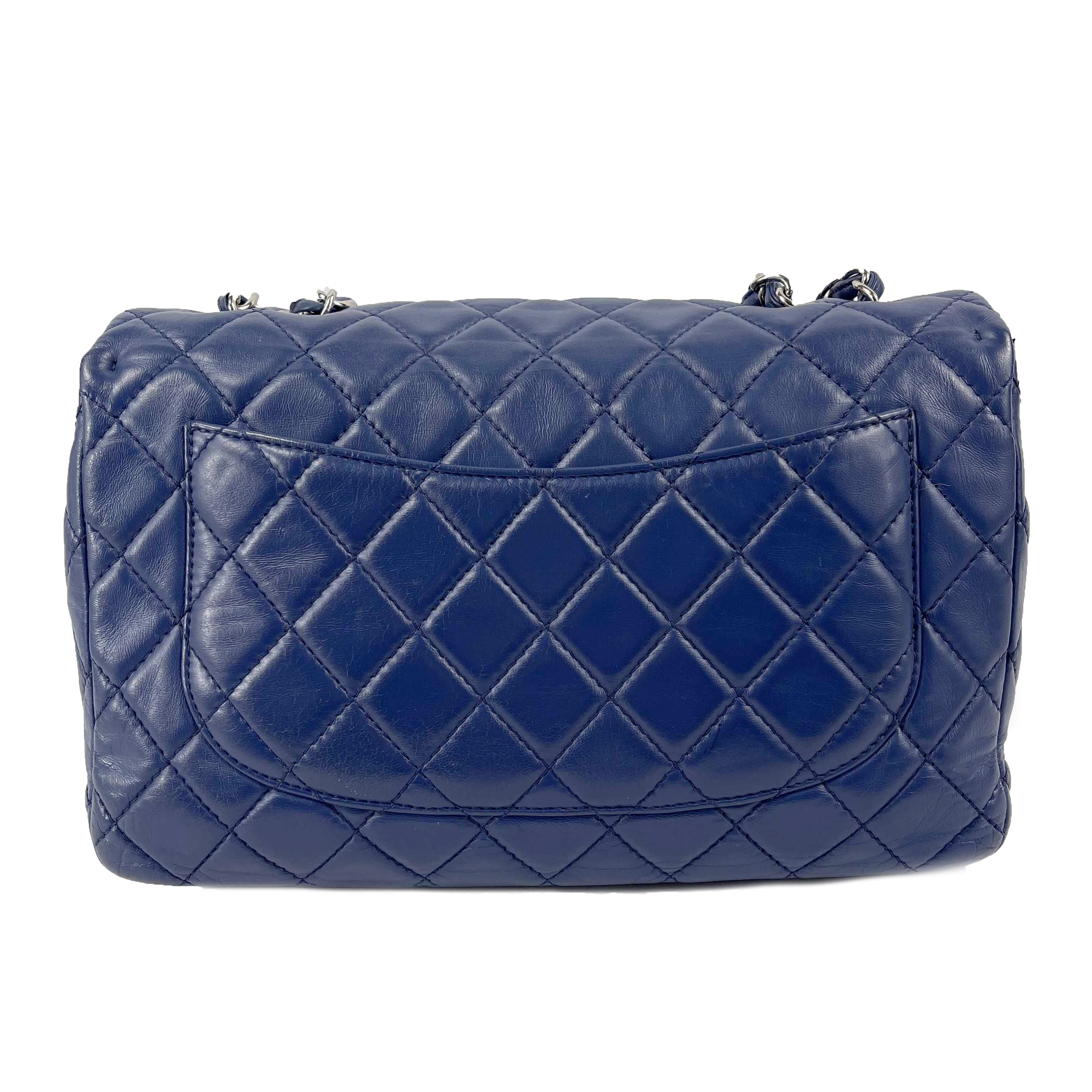 CHANEL - Classic Single Flap Bag - Blue Quilted Lambskin Maxi Shoulder Bag 

Description

This stylish 2008 Chanel shoulder bag is crafted of soft and smooth diamond quilted lambskin leather in royal blue. The bag features a silver chain-link