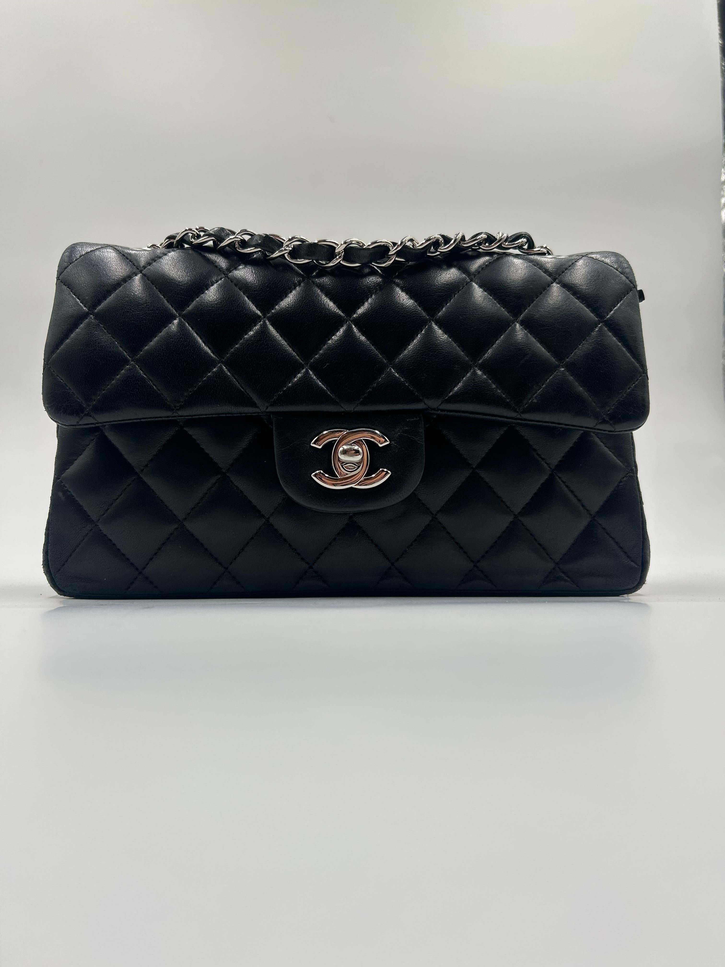 Sac en cuir noir Chanel Classic 11.13. Sac iconique en bon état, ce sac est intemporel et parfait pour tous les jours. Quincaillerie argentée, cuir noir matelassé et doublure bordeaux. 
Veuillez noter que cet article est en bon état et présente une