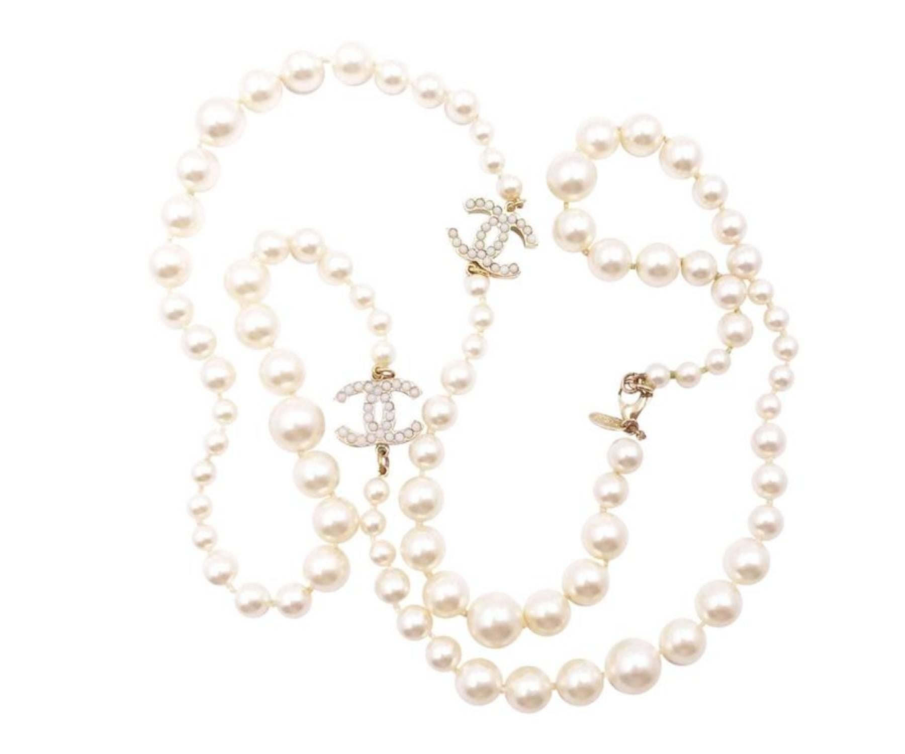 Chanel Classic 2 Gold CC White Bead Pearl Necklace

*Marked 11
*Made in France
*Comes with the original box

-It is approximately 34