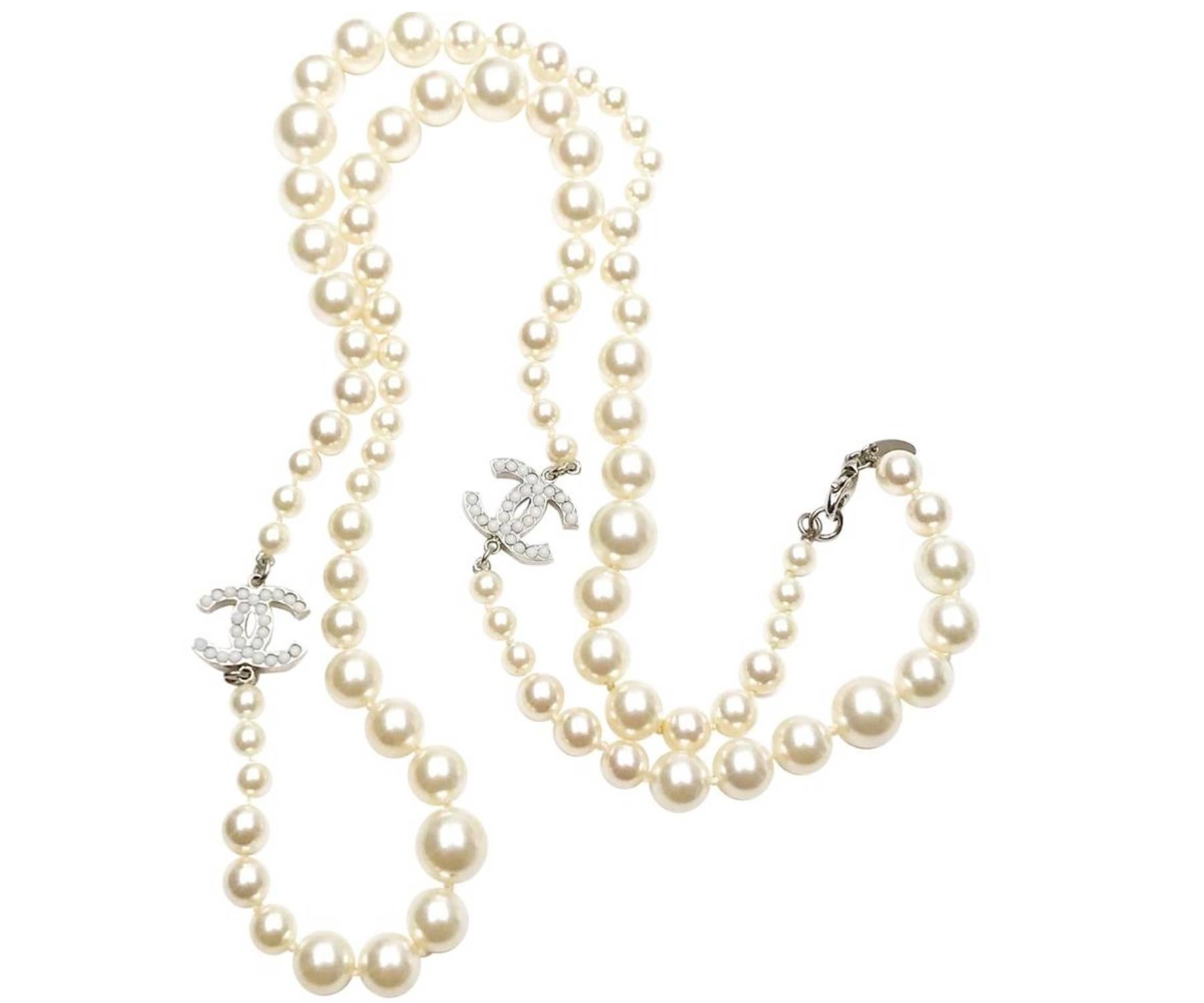 Chanel Classic 2 Silver CC White Bead Pearl Necklace

*Marked 10
*Made in France
*Comes with the original box

-It is approximately 34″ long.
-Wear it as long necklace or wrap it double as short necklace
-Very classic and pretty
-In an excellent