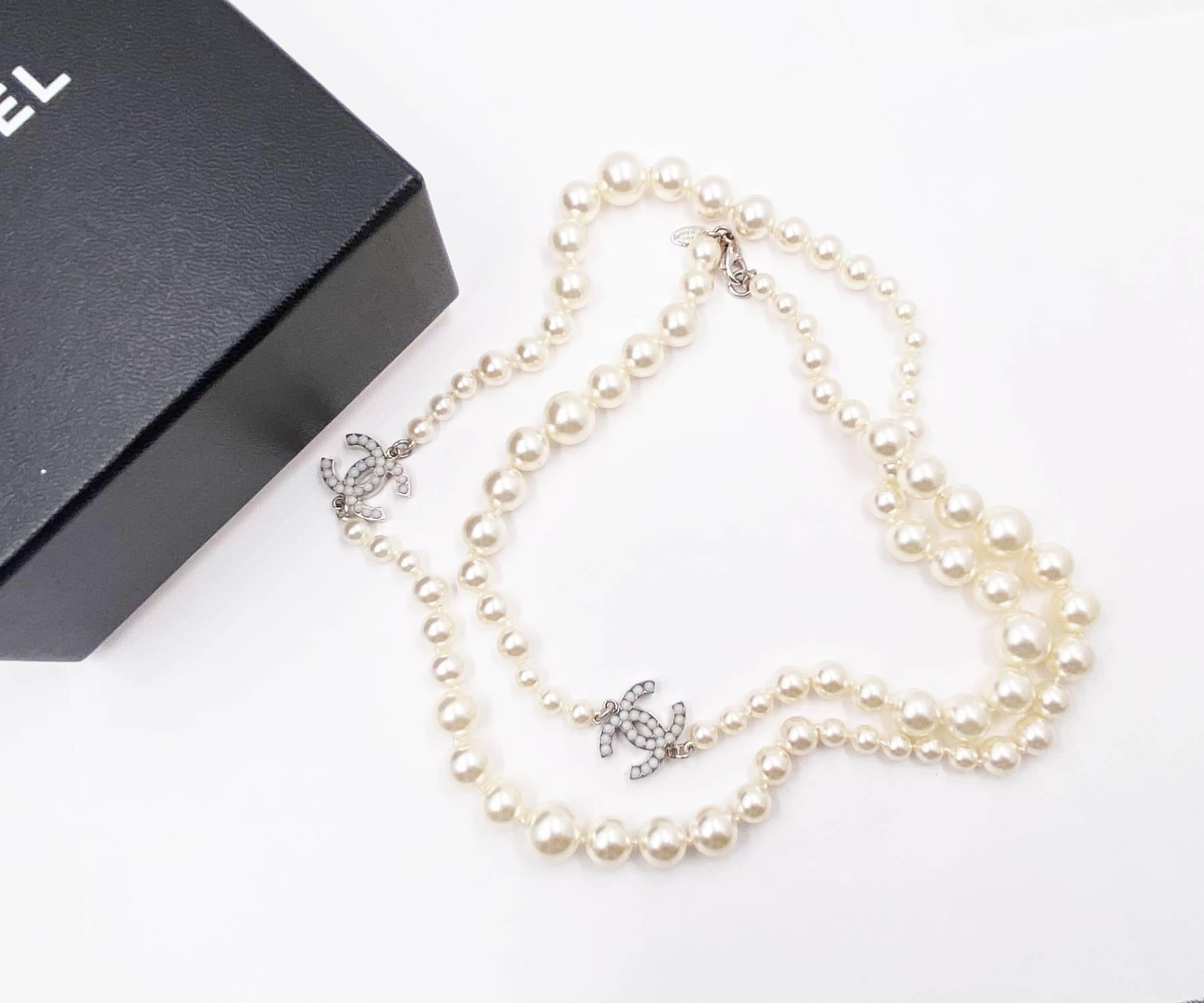 Chanel Classic 2 Silber CC Weiß Perlenkette   (Kunsthandwerker*in) im Angebot
