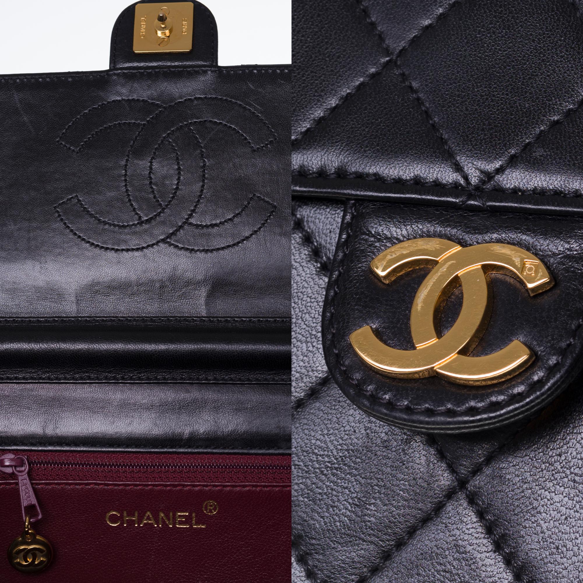 Chanel Classic 22cm shoulder bag in Black quilted lambskin and gold hardware In Good Condition In Paris, IDF