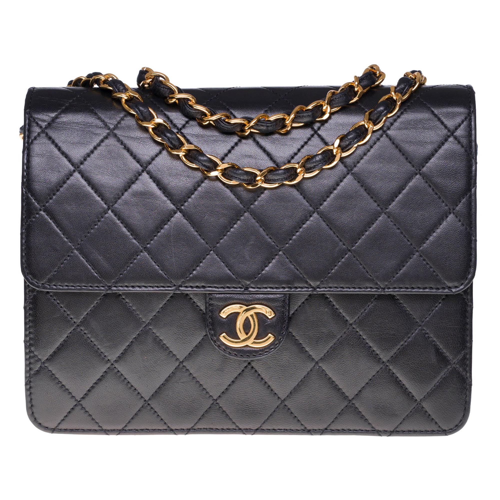 Chanel Classic 22cm shoulder bag in Black quilted lambskin and gold hardware