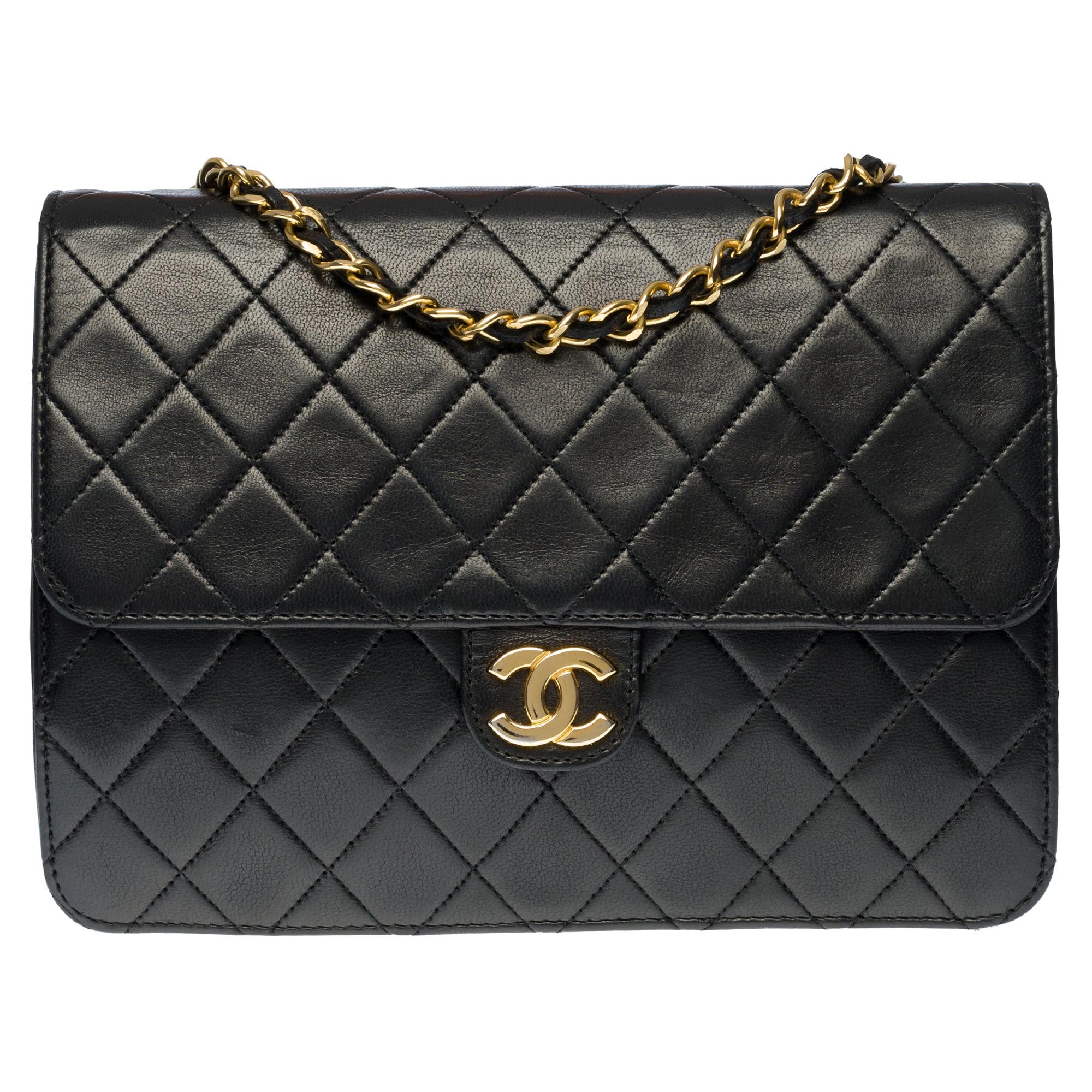 Chanel Classic 22cm shoulder bag in black quilted lambskin and gold