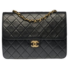 Chanel Classic 22cm shoulder bag in black quilted lambskin and gold hardware