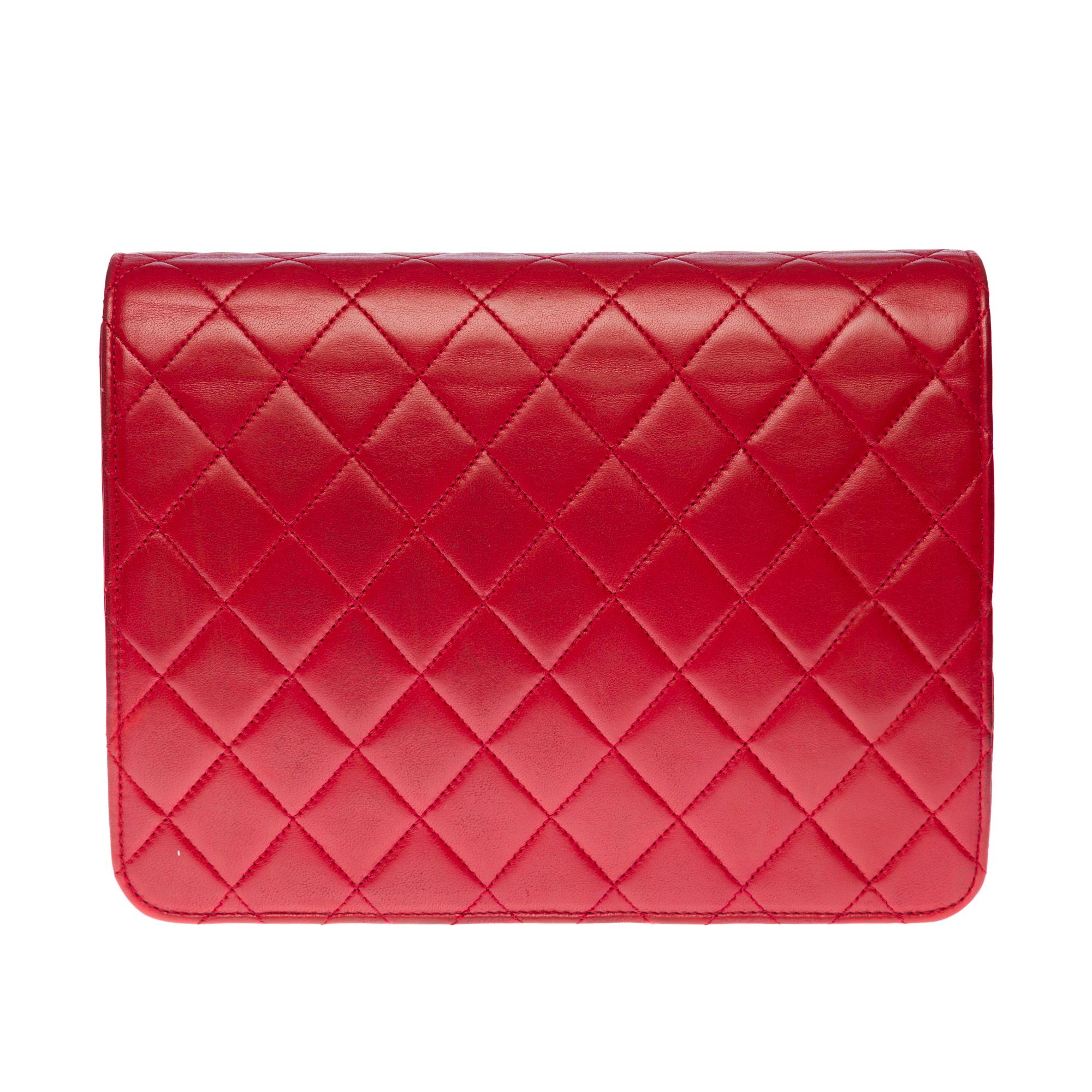 Splendid Chanel Classique 22cm shoulder bag in red quilted leather, gold-tone metal hardware, a gold-tone metal chain handle intertwined with red leather for shoulder support .

Gilded metal logo closure on flap.
Lining in red leather, zipped