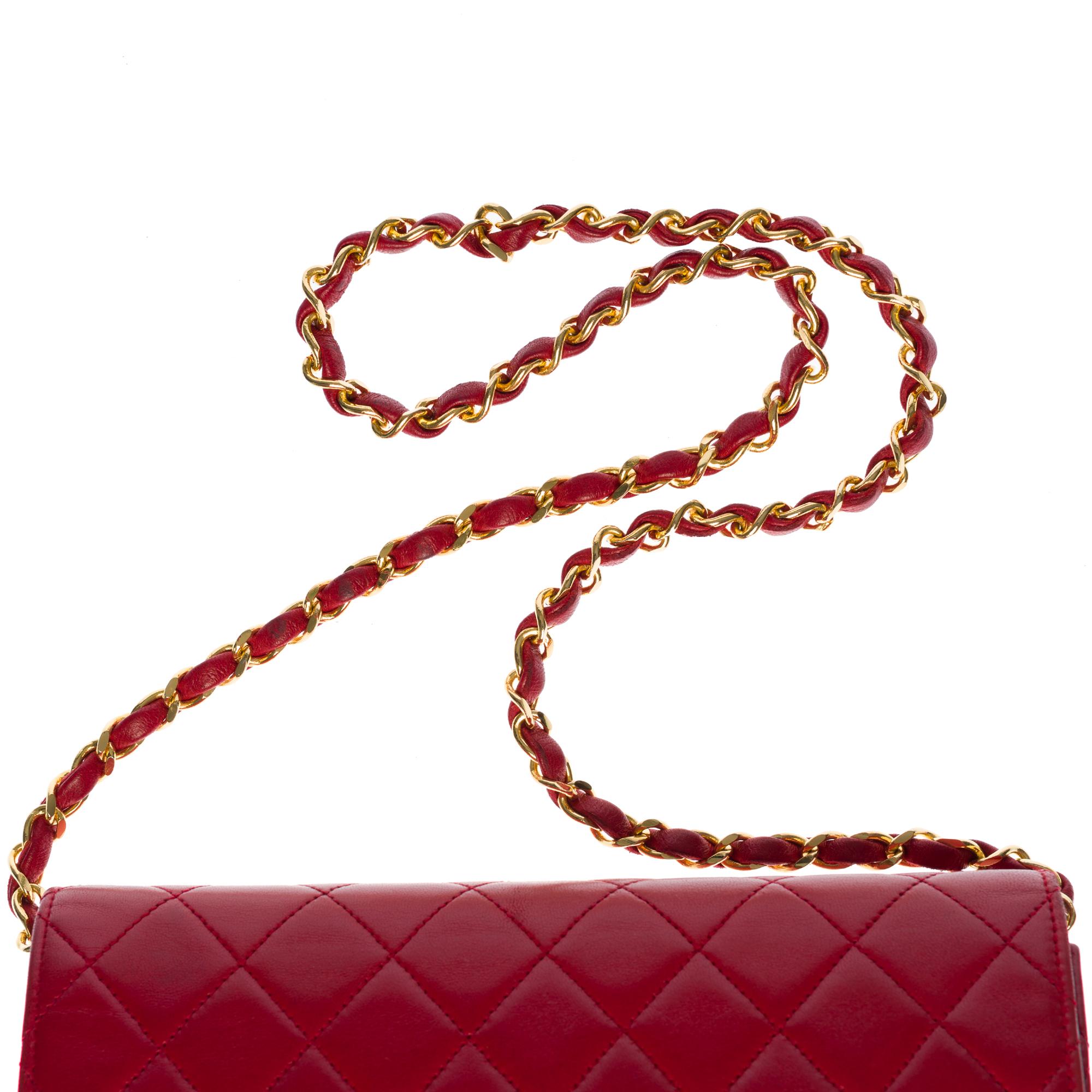 Women's Chanel Classic 22cm shoulder bag in Red quilted lambskin and gold hardware