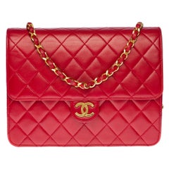 Chanel Classic 22cm Umhängetasche aus rotem:: gestepptem Lammleder und goldener Hardware