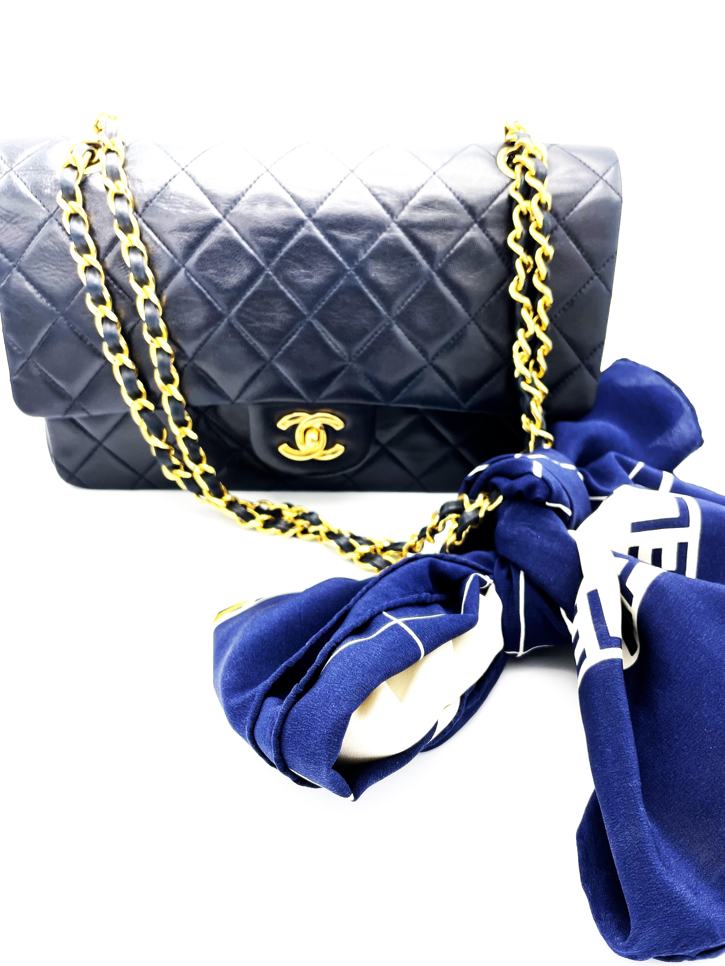 CHANEL CLASSIC 2,55 DOUBLE FLAP BAG,  Marineblaues gestepptes Lammfell, mittelgroß 1985 im Angebot 8